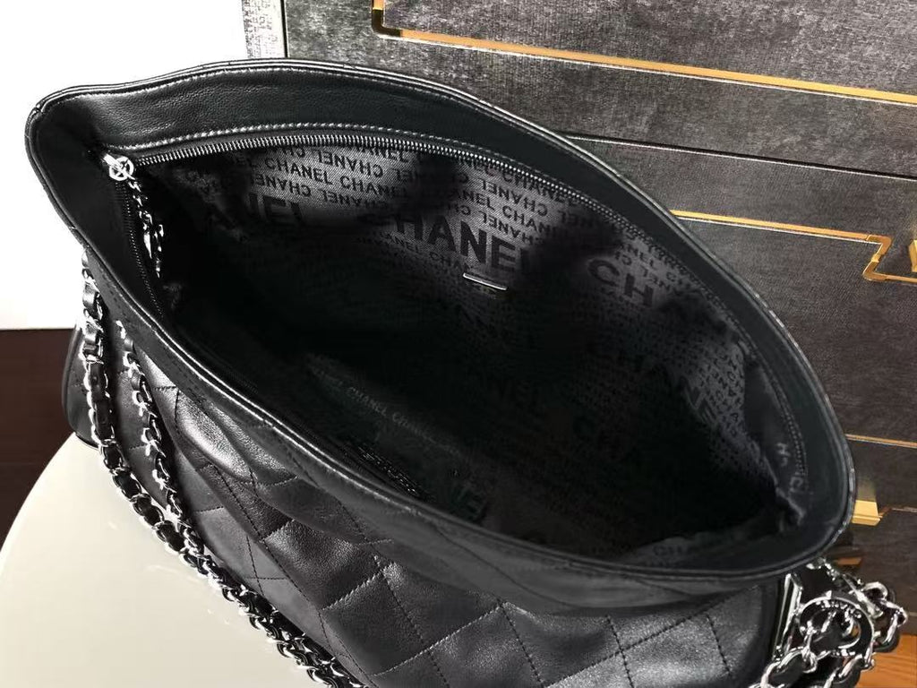 CC SHOULDER BAG 40 IN BLACK QUILTED CALFSKIN SILVER HARDWARE TP3