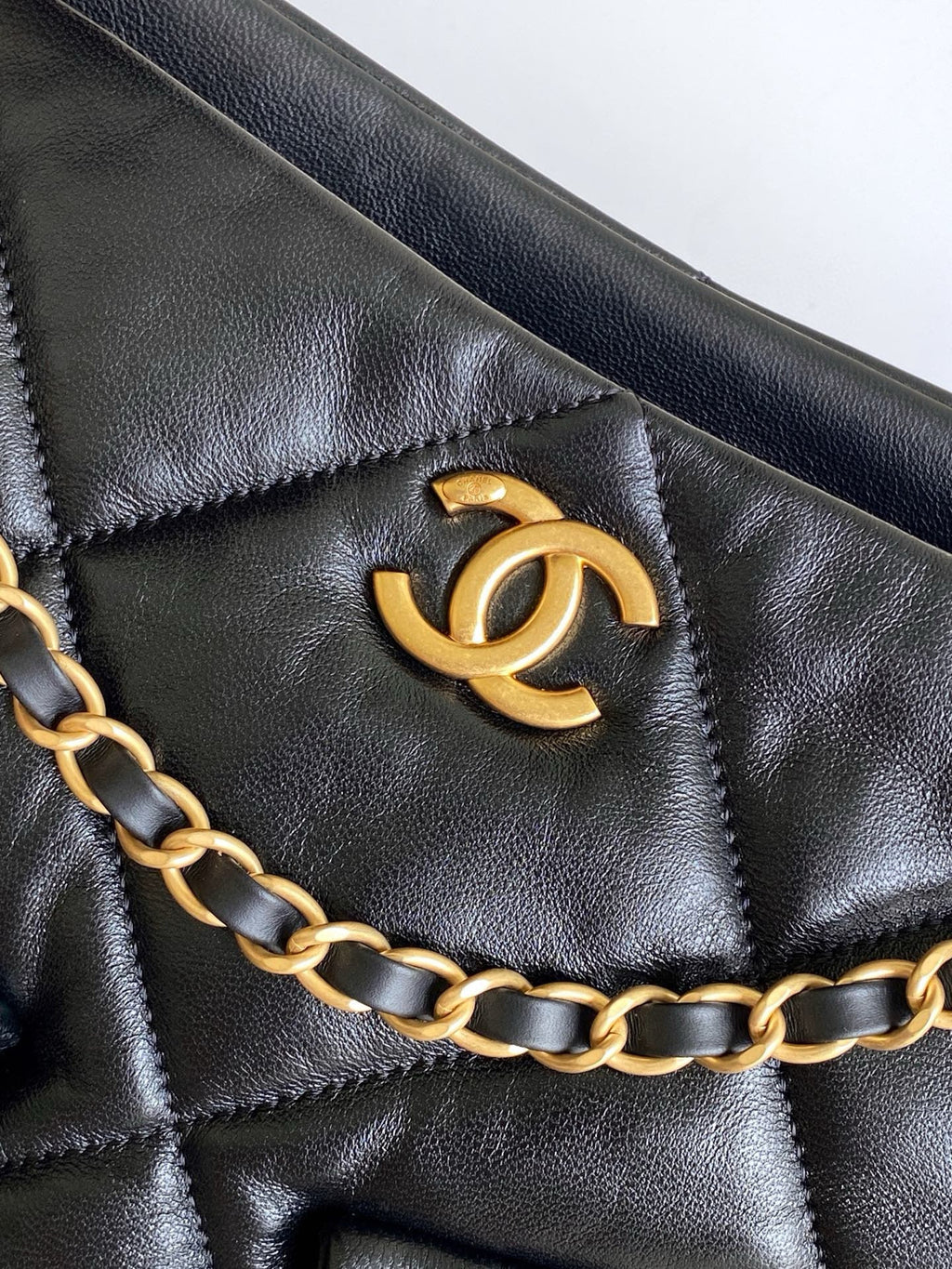 CHANEL 38 SHOULDER BAG WITH FRONT POCKET IN BLACK QUILTED CALFSKIN LEATHER