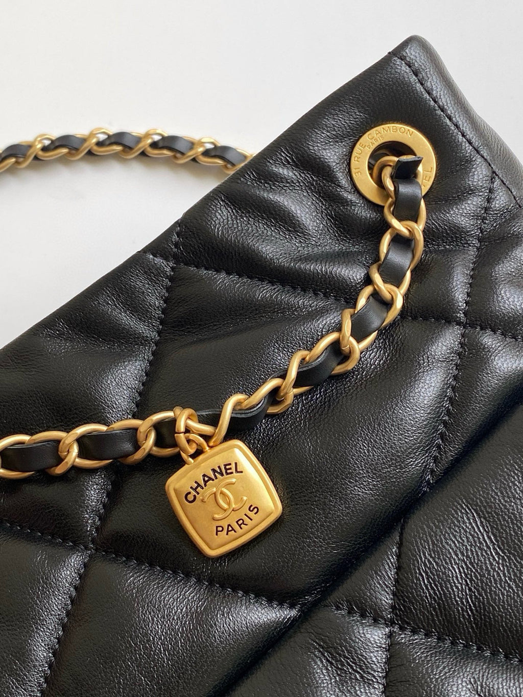 CHANEL 38 SHOULDER BAG WITH FRONT POCKET IN BLACK QUILTED CALFSKIN LEATHER