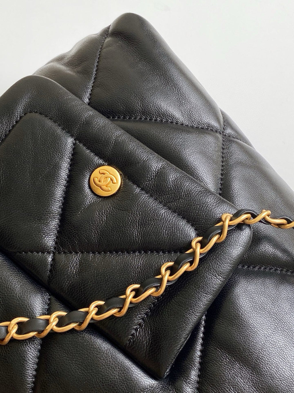 CHANEL 38 SHOULDER BAG WITH FRONT POCKET IN BLACK QUILTED CALFSKIN LEATHER