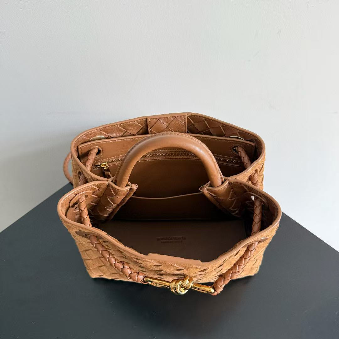 BOTTEGA VENETA ANDIAMO 25 IN BROWN SUEDE