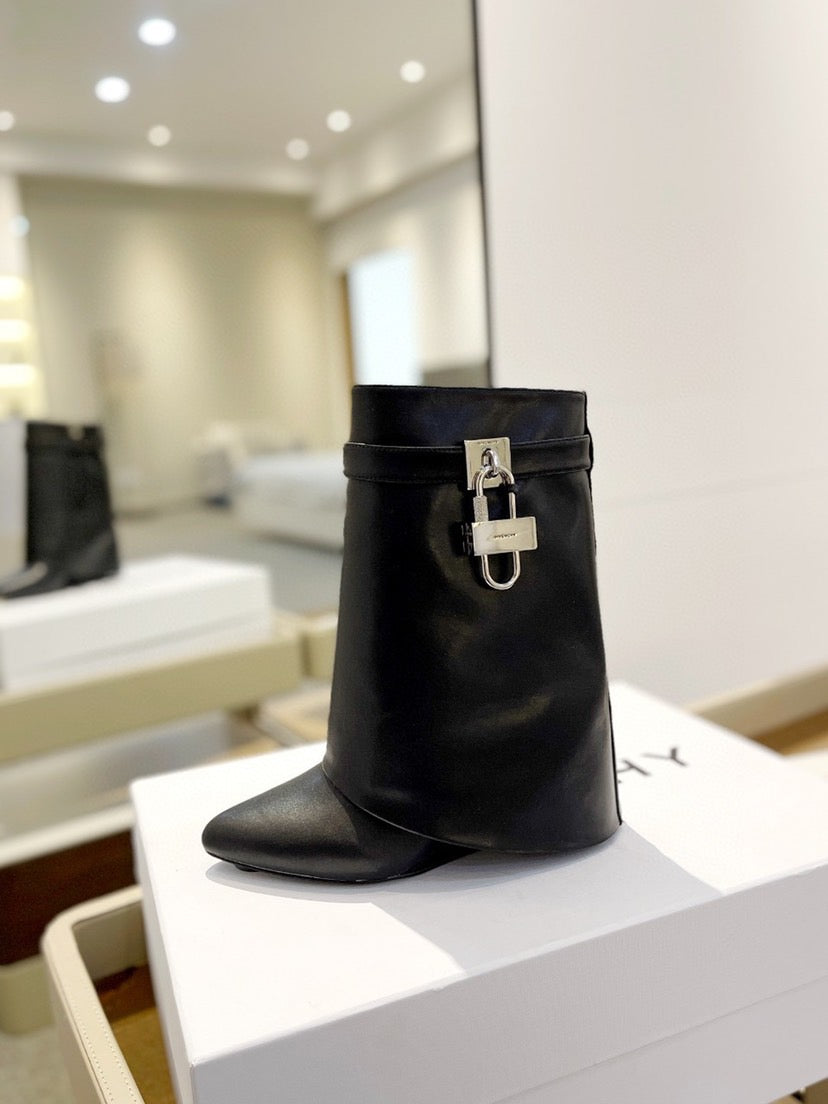 SHARK LOCK BOOTS IN BLACK CALFSKIN
