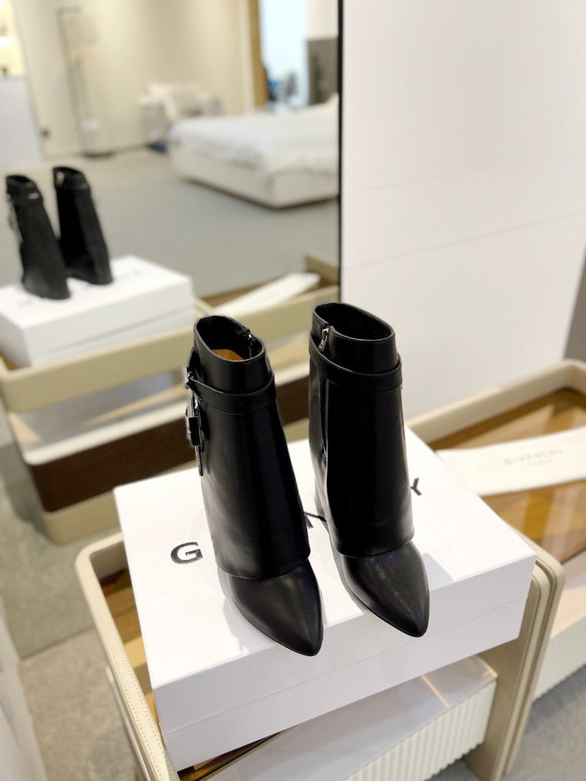 SHARK LOCK BOOTS IN BLACK CALFSKIN