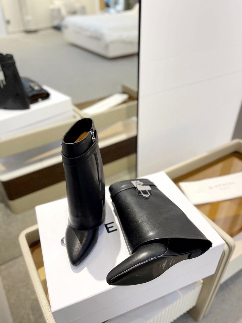 SHARK LOCK BOOTS IN BLACK CALFSKIN