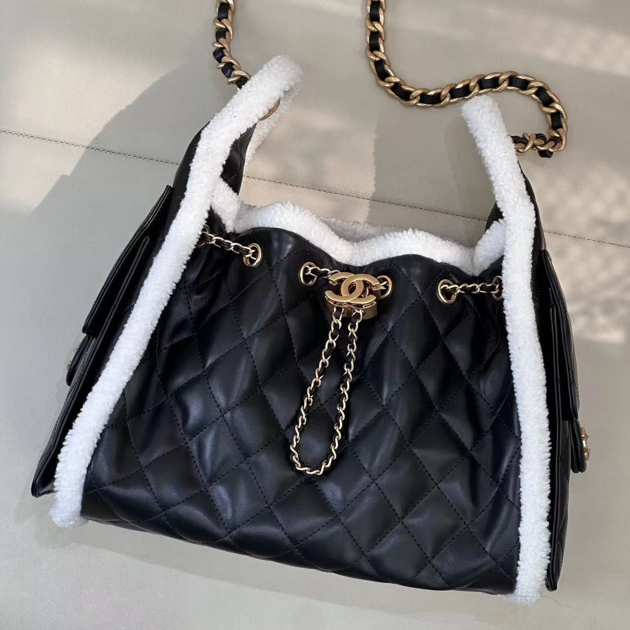 CC 25 HANDBAG 30CM IN BLACK CALFSKIN AND WHITE SHEARLING TP3
