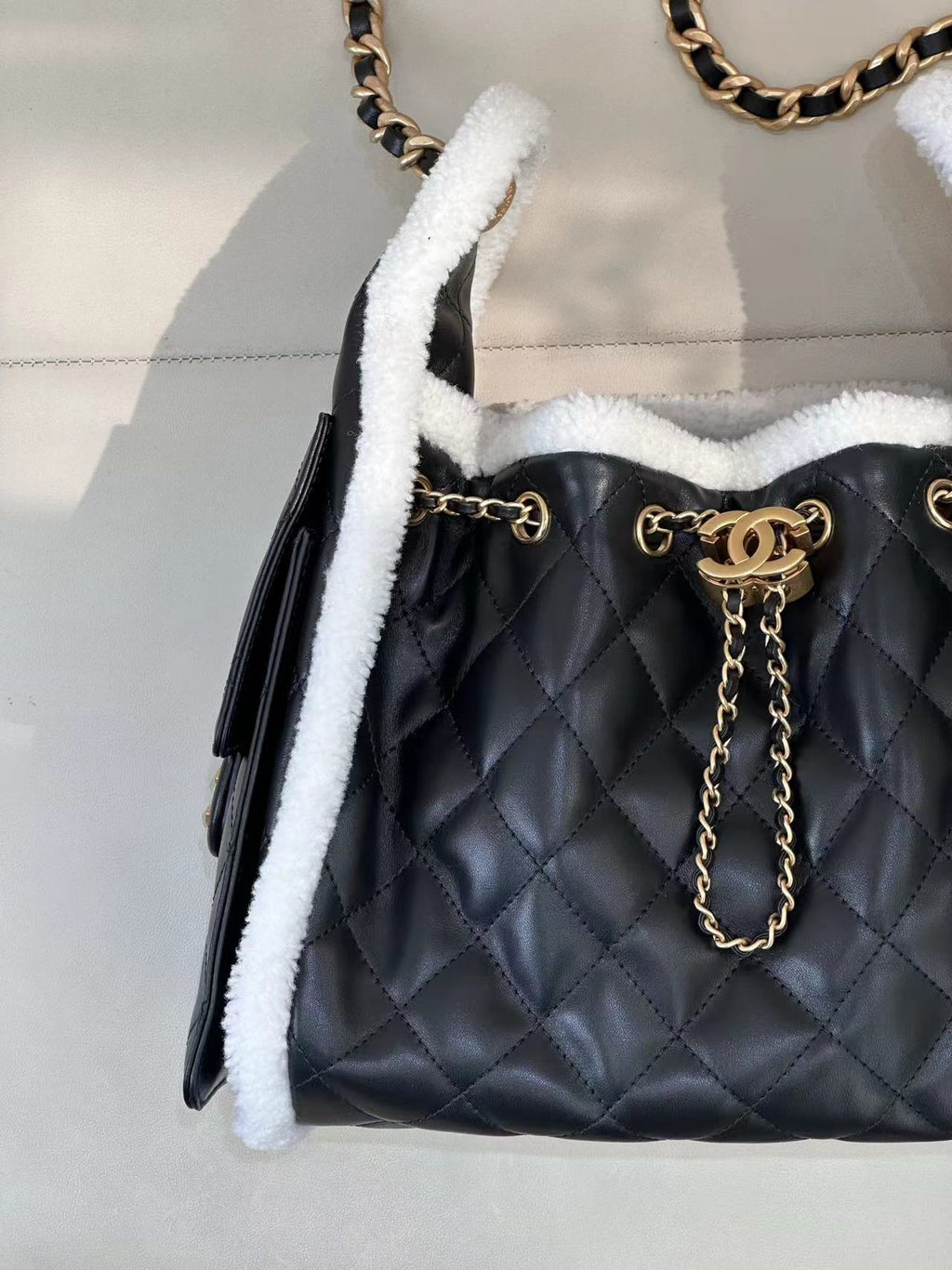 CC 25 HANDBAG 30CM IN BLACK CALFSKIN AND WHITE SHEARLING TP3