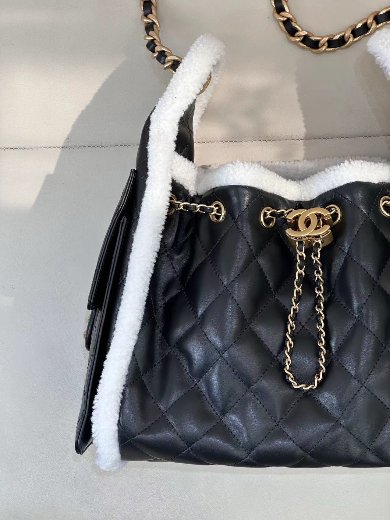 CC 25 HANDBAG 30CM IN BLACK CALFSKIN AND WHITE SHEARLING TP3
