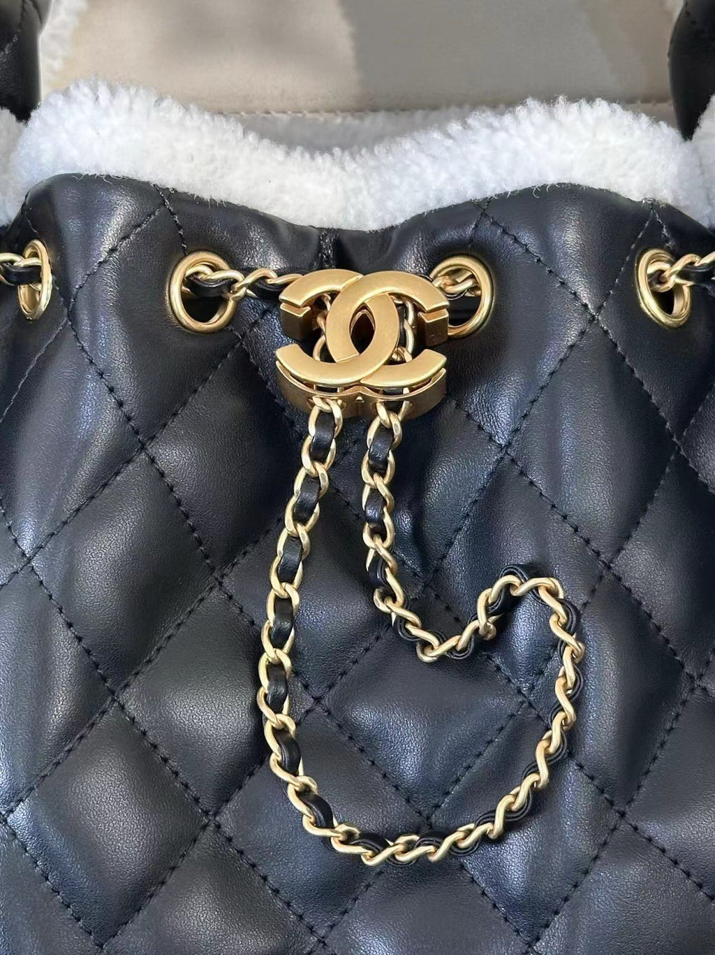 CC 25 HANDBAG 30CM IN BLACK CALFSKIN AND WHITE SHEARLING TP3