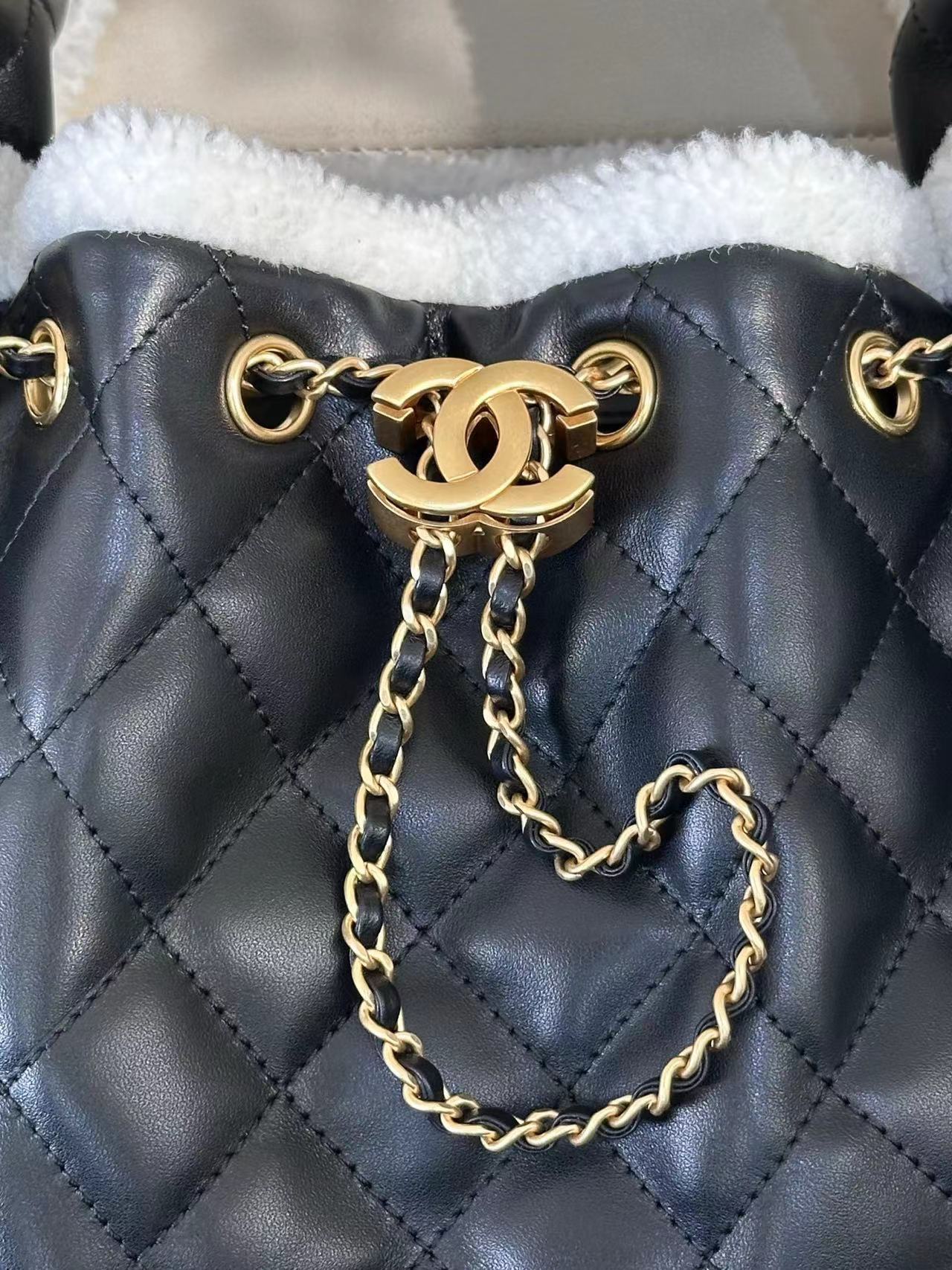 CC 25 HANDBAG 30CM IN BLACK CALFSKIN AND WHITE SHEARLING TP3