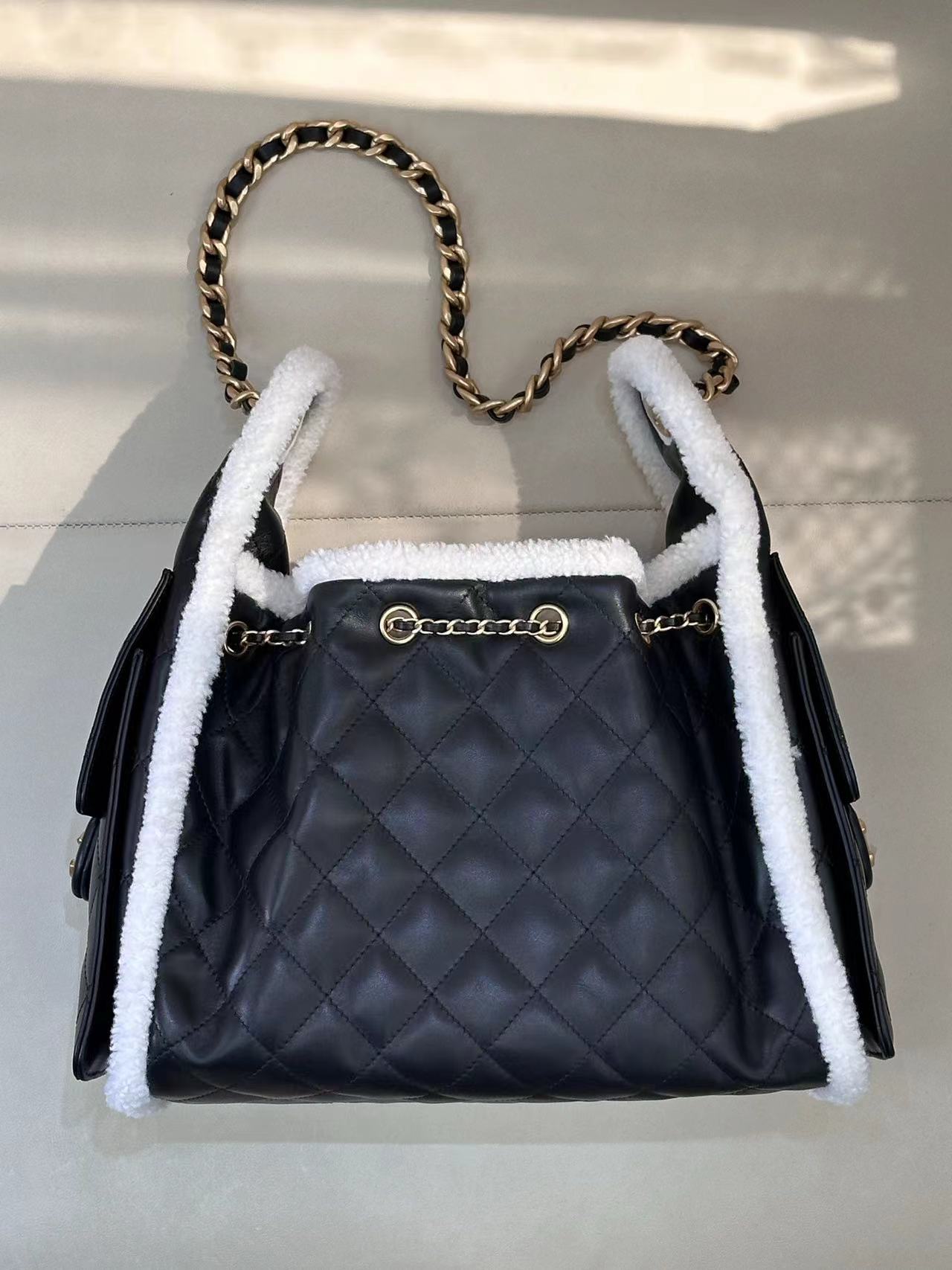 CC 25 HANDBAG 30CM IN BLACK CALFSKIN AND WHITE SHEARLING TP3