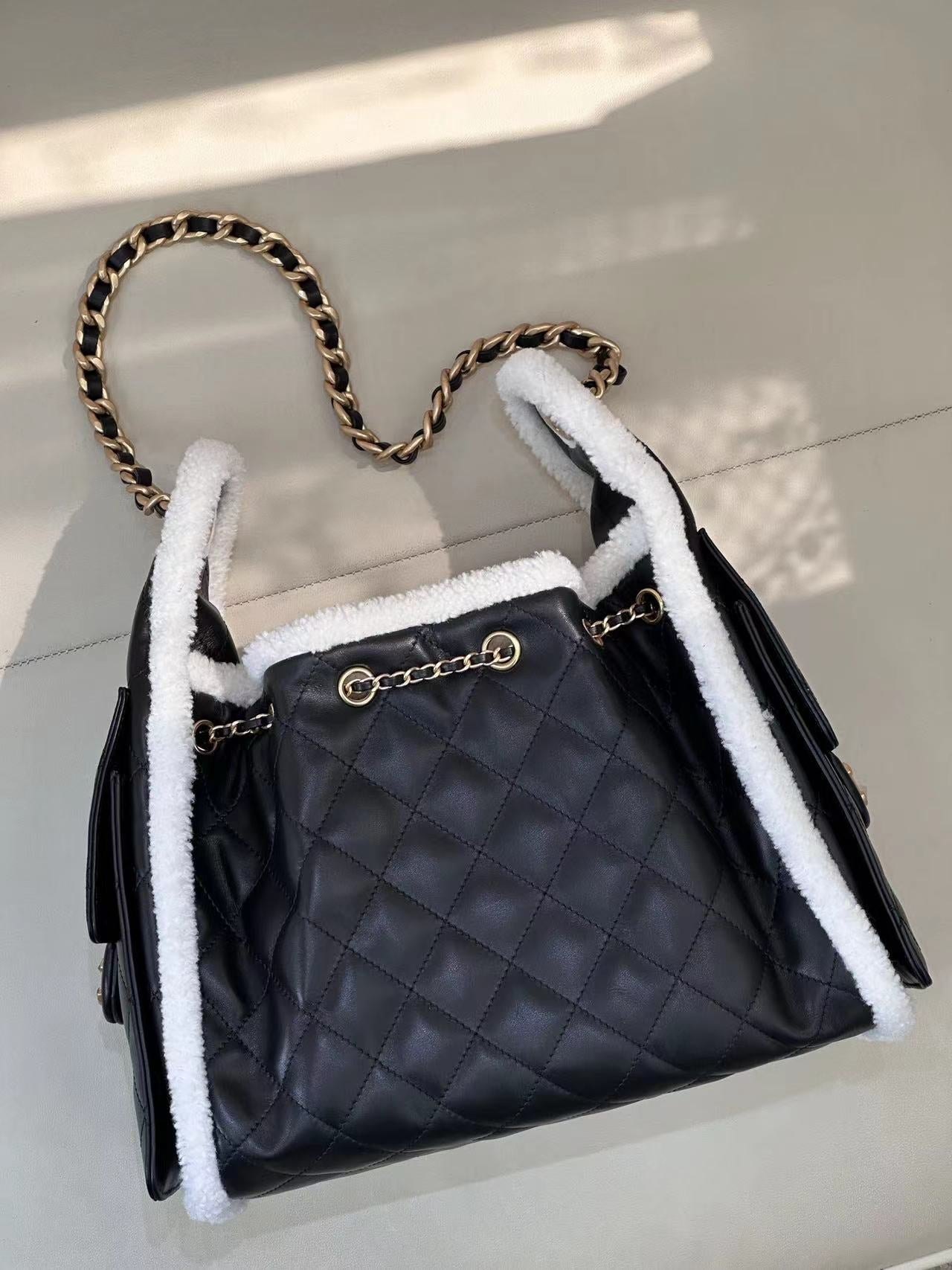 CC 25 HANDBAG 30CM IN BLACK CALFSKIN AND WHITE SHEARLING TP3