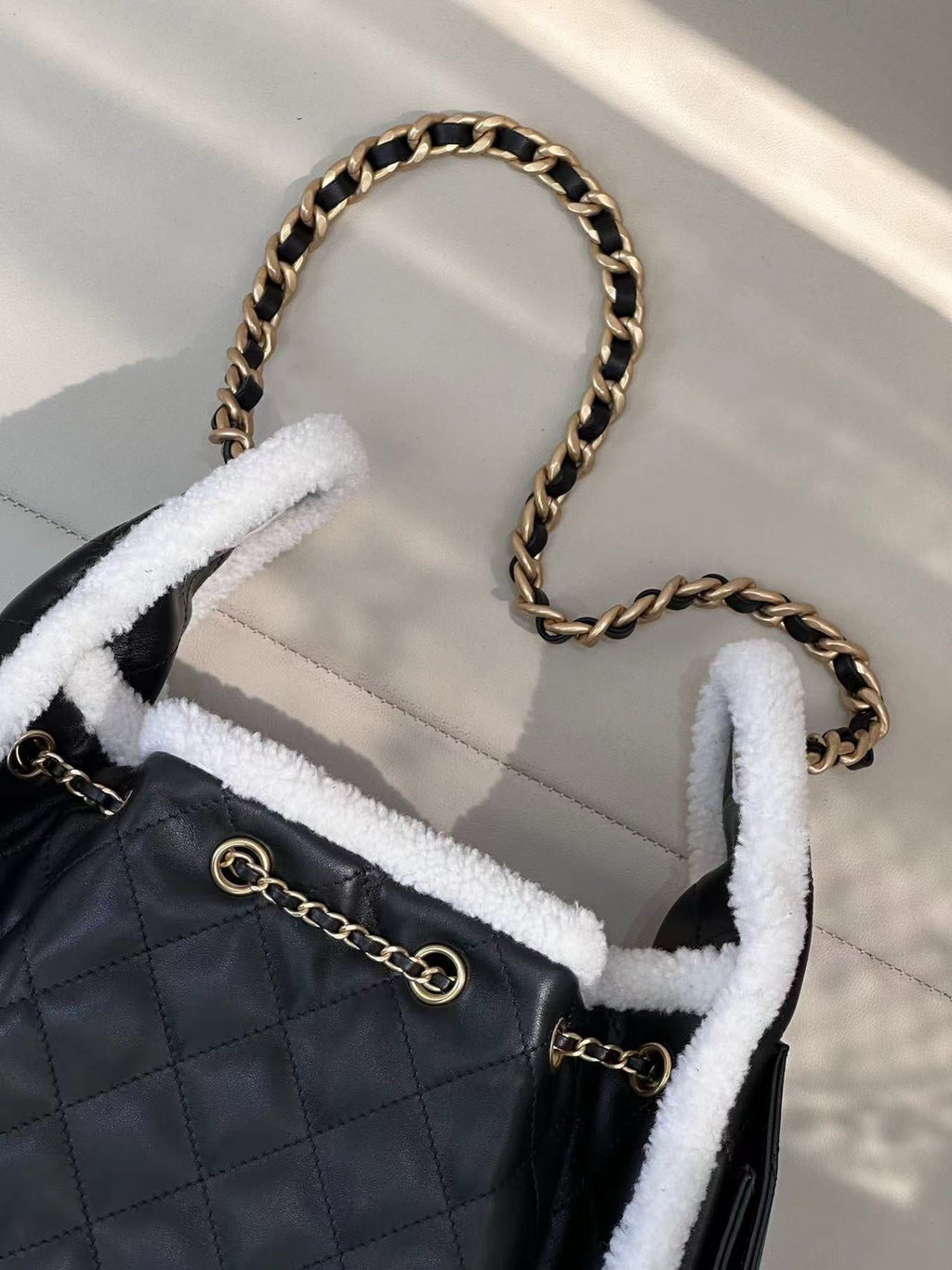 CC 25 HANDBAG 30CM IN BLACK CALFSKIN AND WHITE SHEARLING TP3