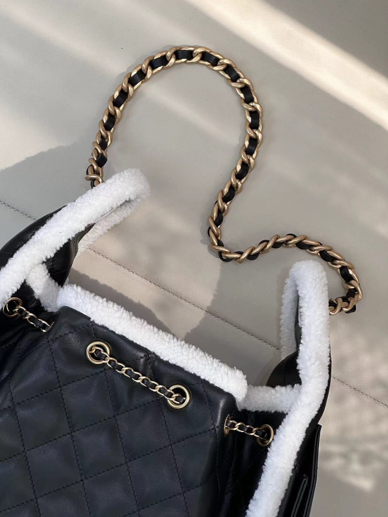 CC 25 HANDBAG 30CM IN BLACK CALFSKIN AND WHITE SHEARLING TP3