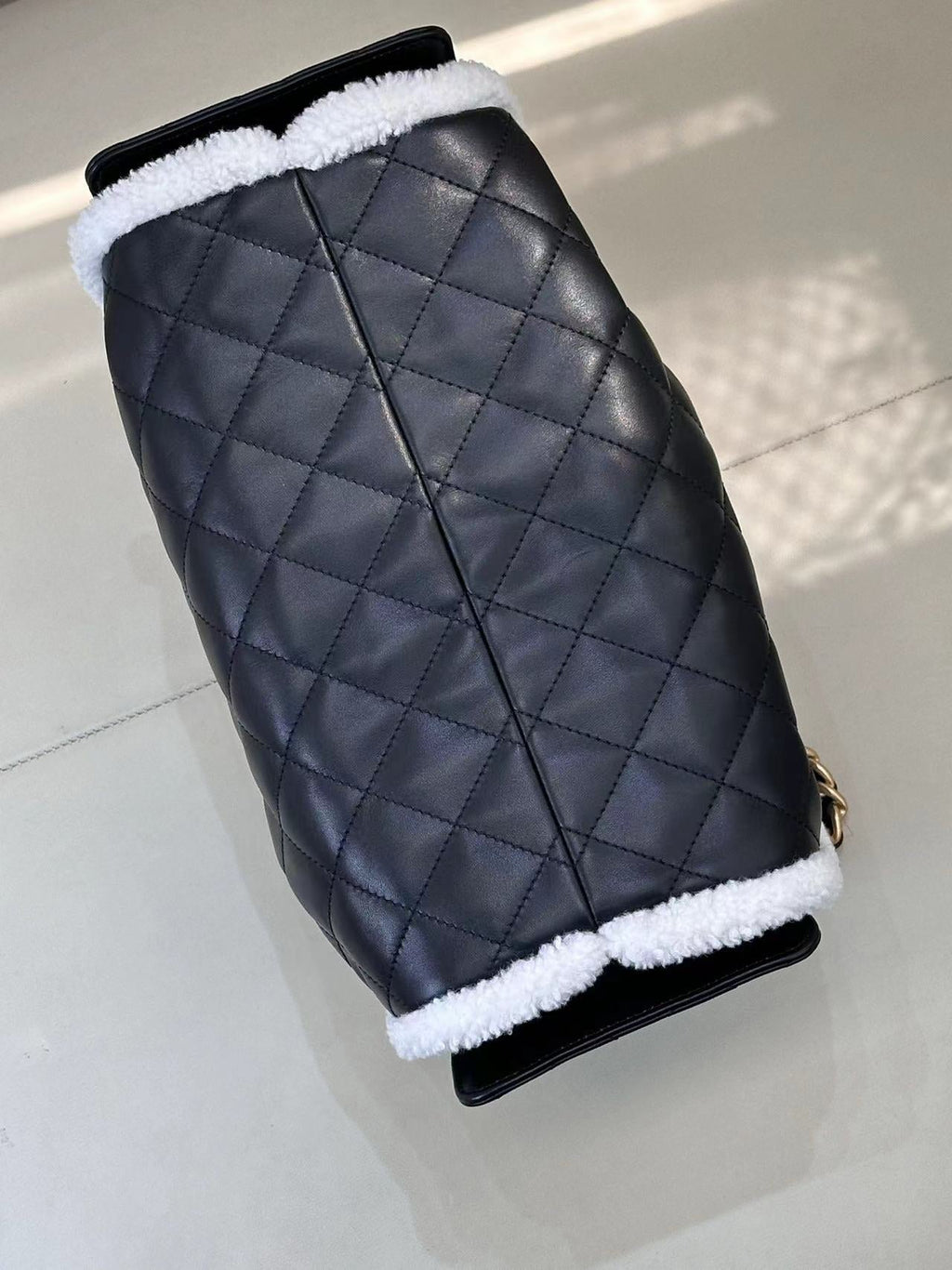 CC 25 HANDBAG 30CM IN BLACK CALFSKIN AND WHITE SHEARLING TP3