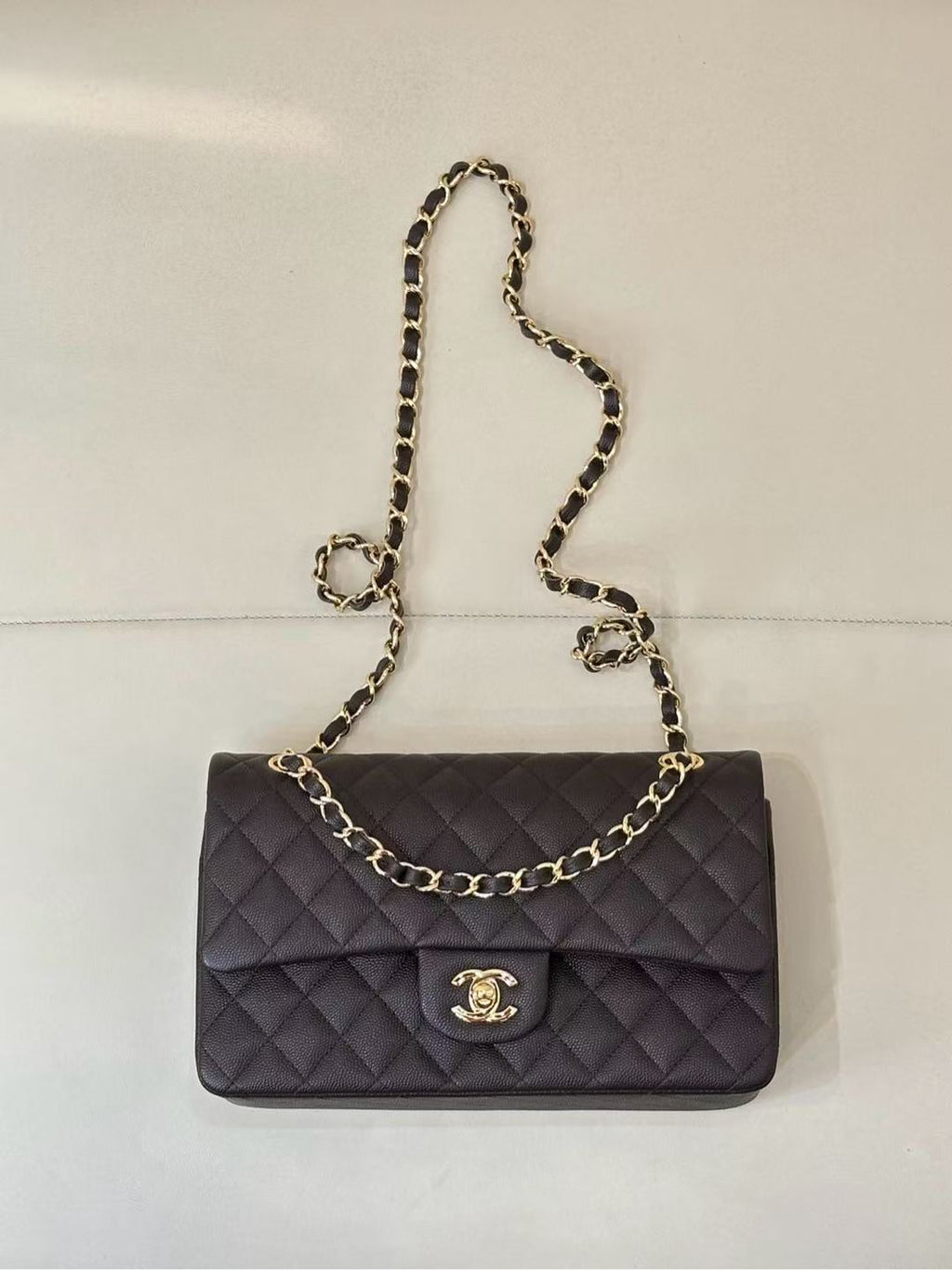 CC CLASSIC FLAP BAG 25 IN CHOCOLATE BROWN CALFSKIN GOLD HARDWARE