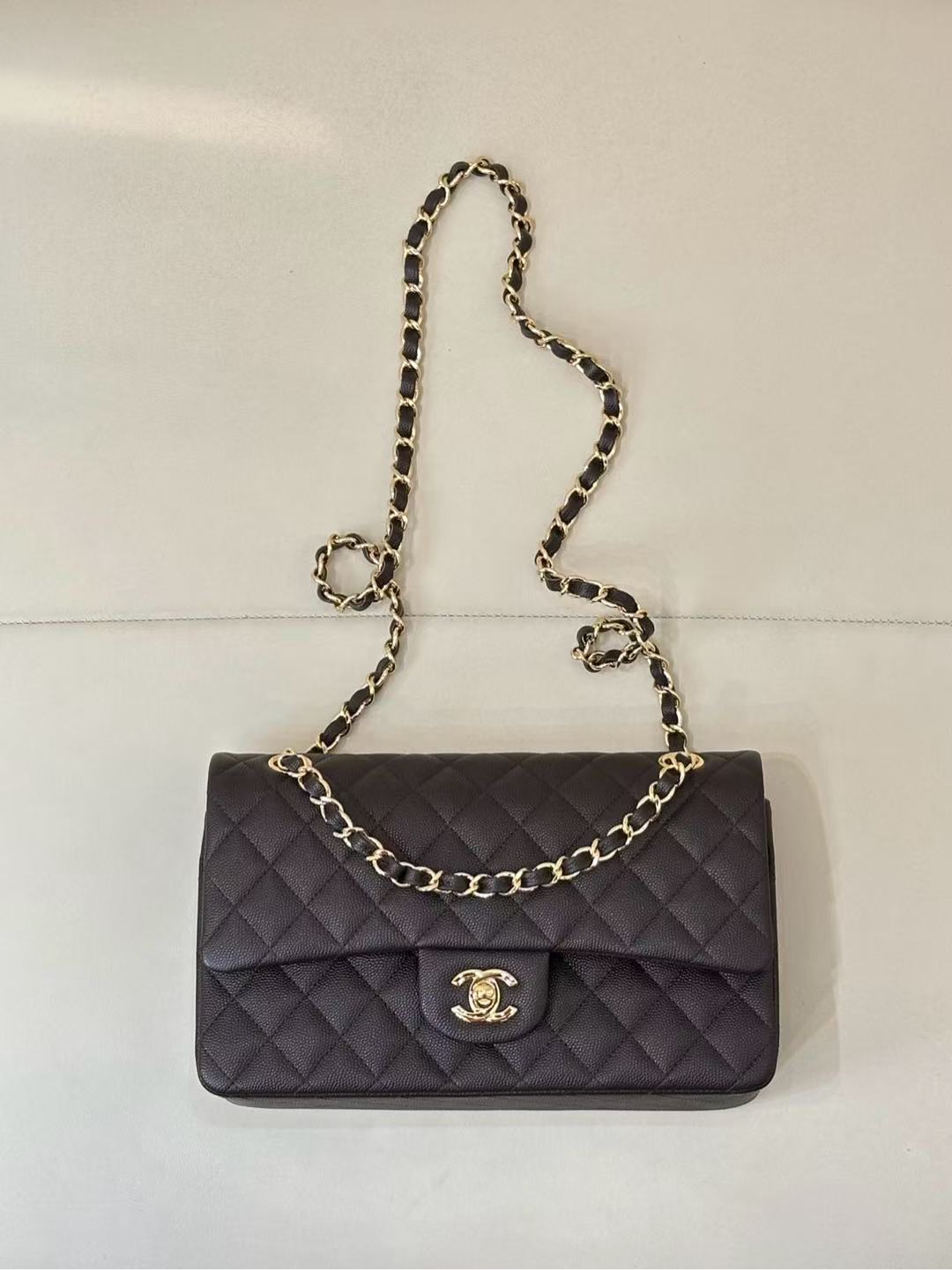 CC CLASSIC FLAP BAG 25 IN CHOCOLATE BROWN CALFSKIN GOLD HARDWARE