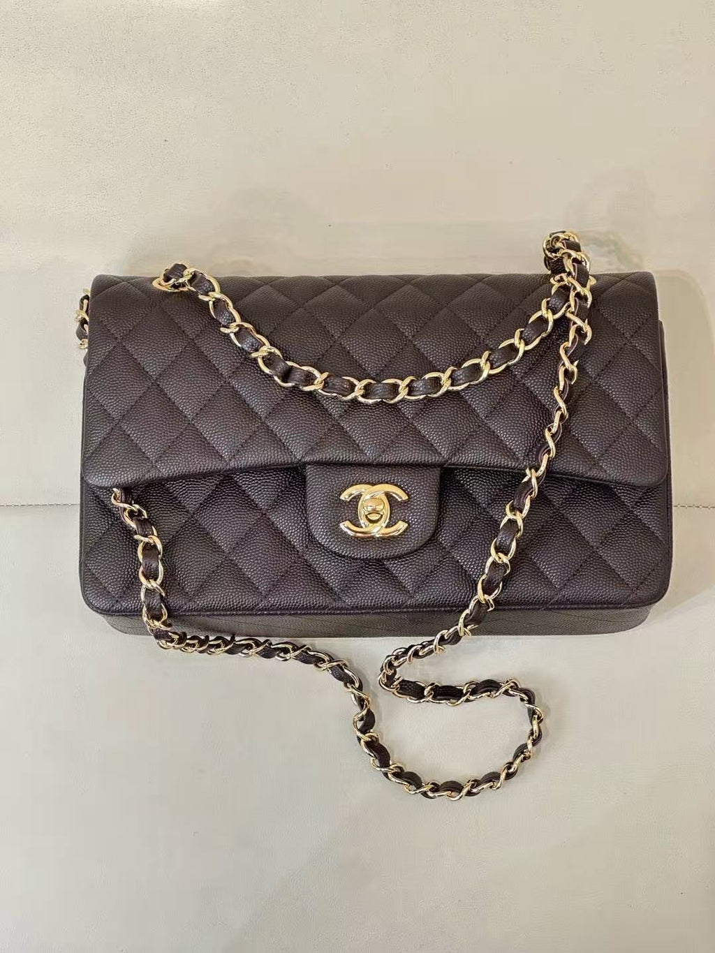 CC CLASSIC FLAP BAG 25 IN CHOCOLATE BROWN CALFSKIN GOLD HARDWARE