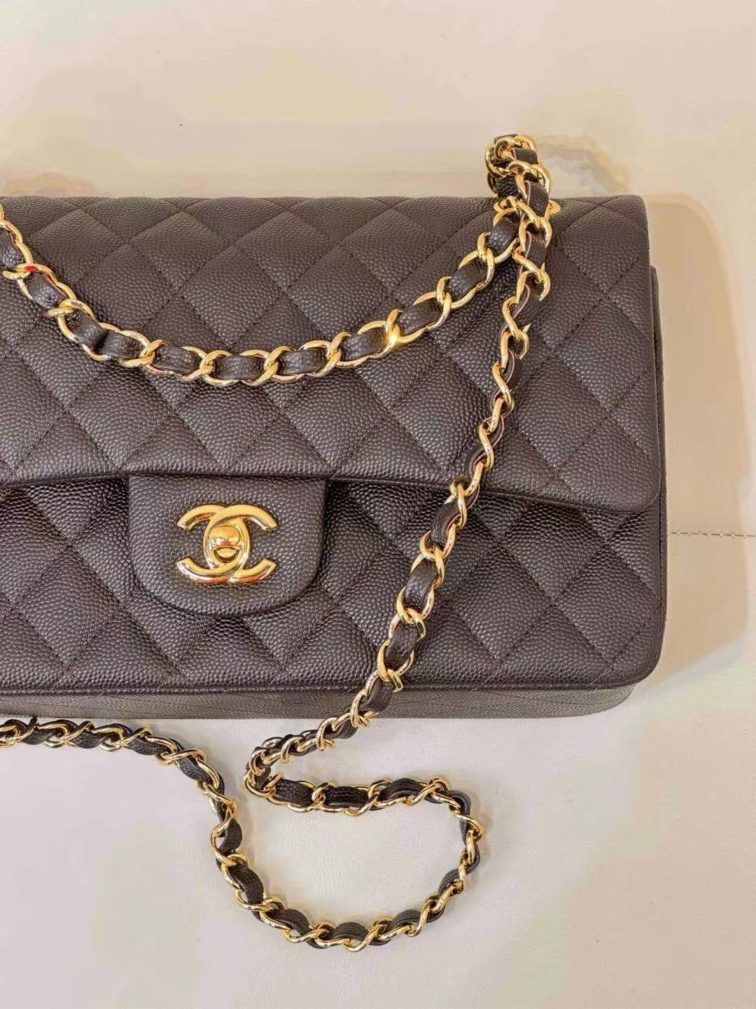 CC CLASSIC FLAP BAG 25 IN CHOCOLATE BROWN CALFSKIN GOLD HARDWARE