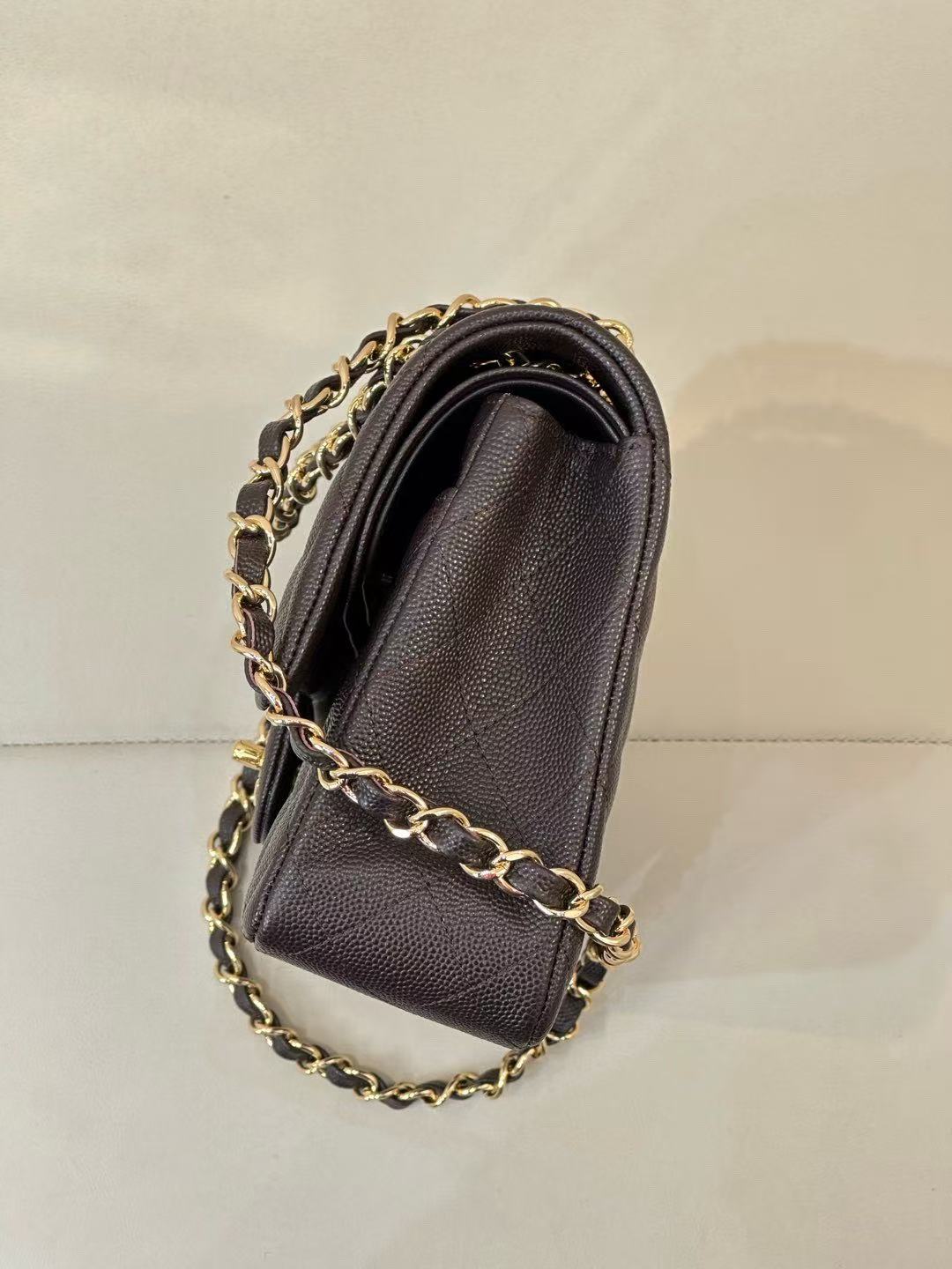 CC CLASSIC FLAP BAG 25 IN CHOCOLATE BROWN CALFSKIN GOLD HARDWARE