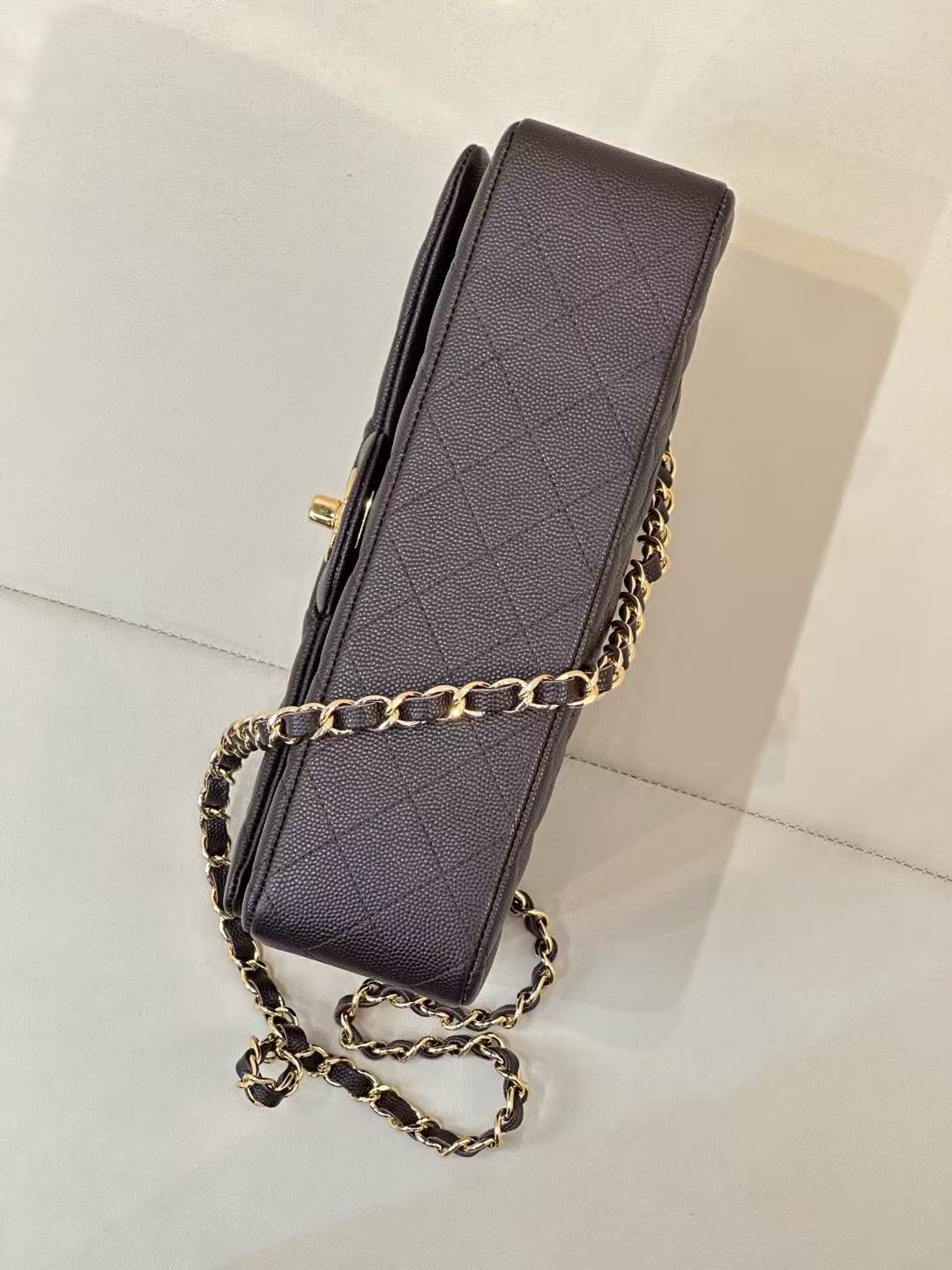 CC CLASSIC FLAP BAG 25 IN CHOCOLATE BROWN CALFSKIN GOLD HARDWARE