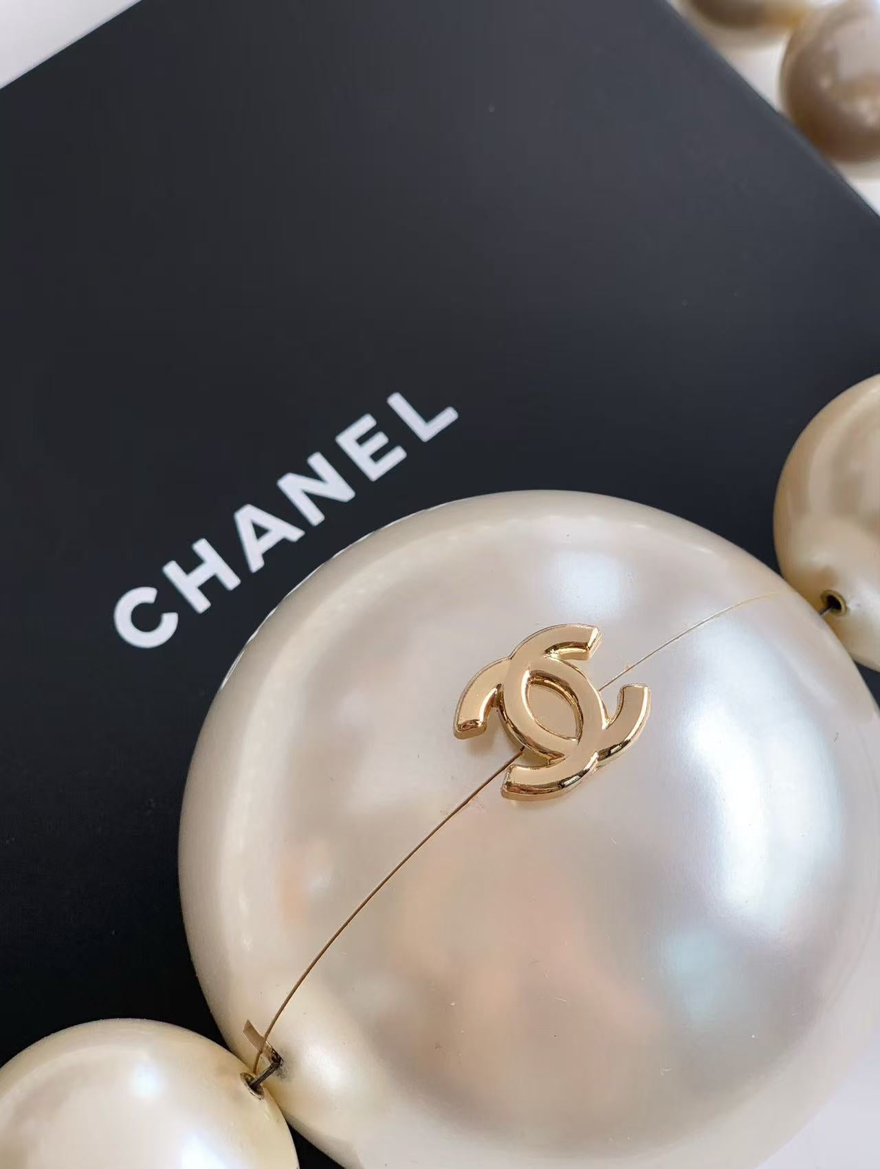 CC PEARL SHOULDER BAG IN WHITE ACETATE GOLD HARDWARE