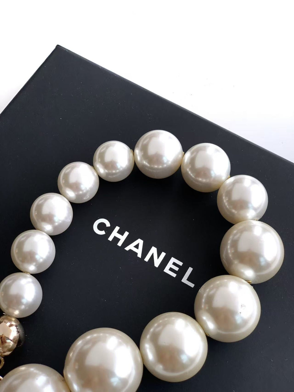 CC PEARL SHOULDER BAG IN WHITE ACETATE GOLD HARDWARE