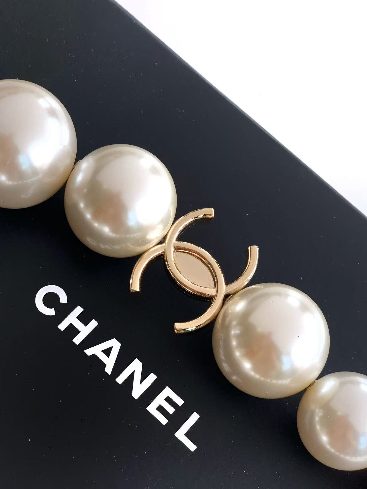 CC PEARL SHOULDER BAG IN WHITE ACETATE GOLD HARDWARE
