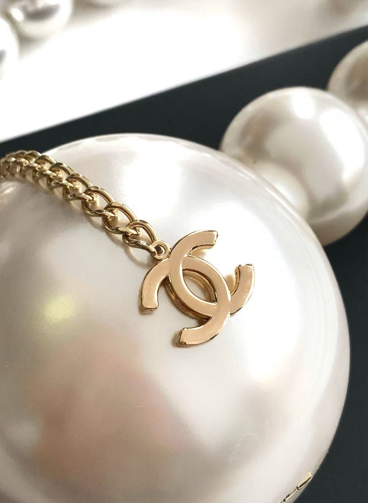 CC PEARL SHOULDER BAG IN WHITE ACETATE GOLD HARDWARE
