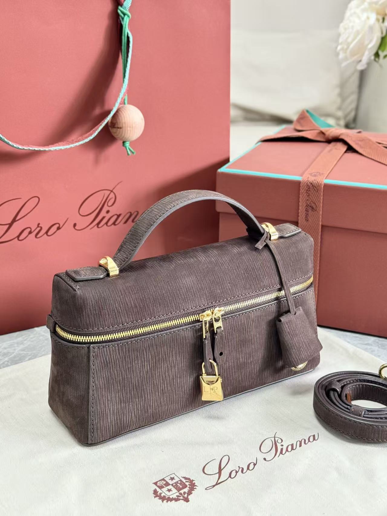 LP EXTRA BAG 23 IN CHOCOLATE BROWN CALFSKIN GOLD HARDWARE TP3