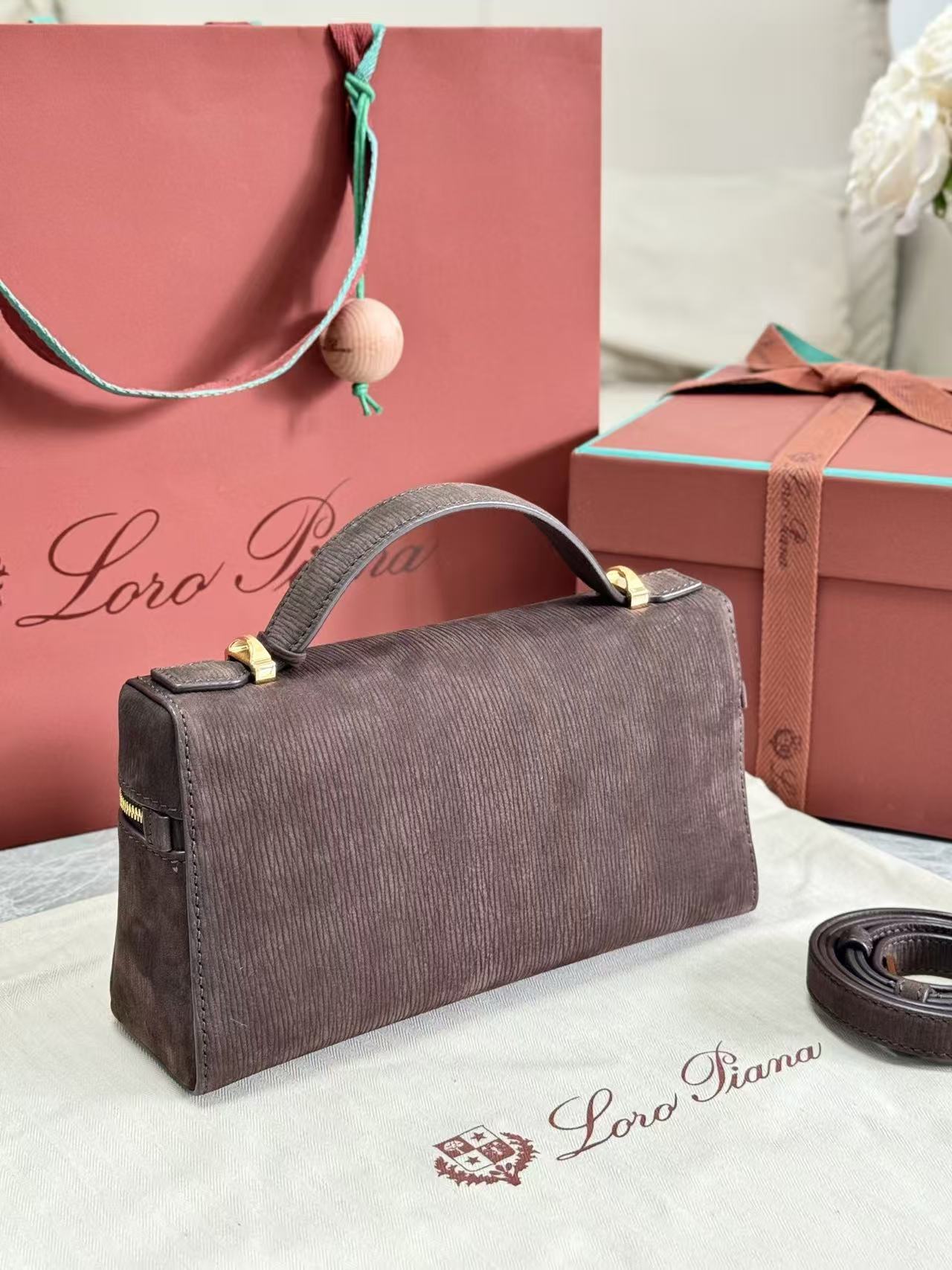 LP EXTRA BAG 23 IN CHOCOLATE BROWN CALFSKIN GOLD HARDWARE TP3
