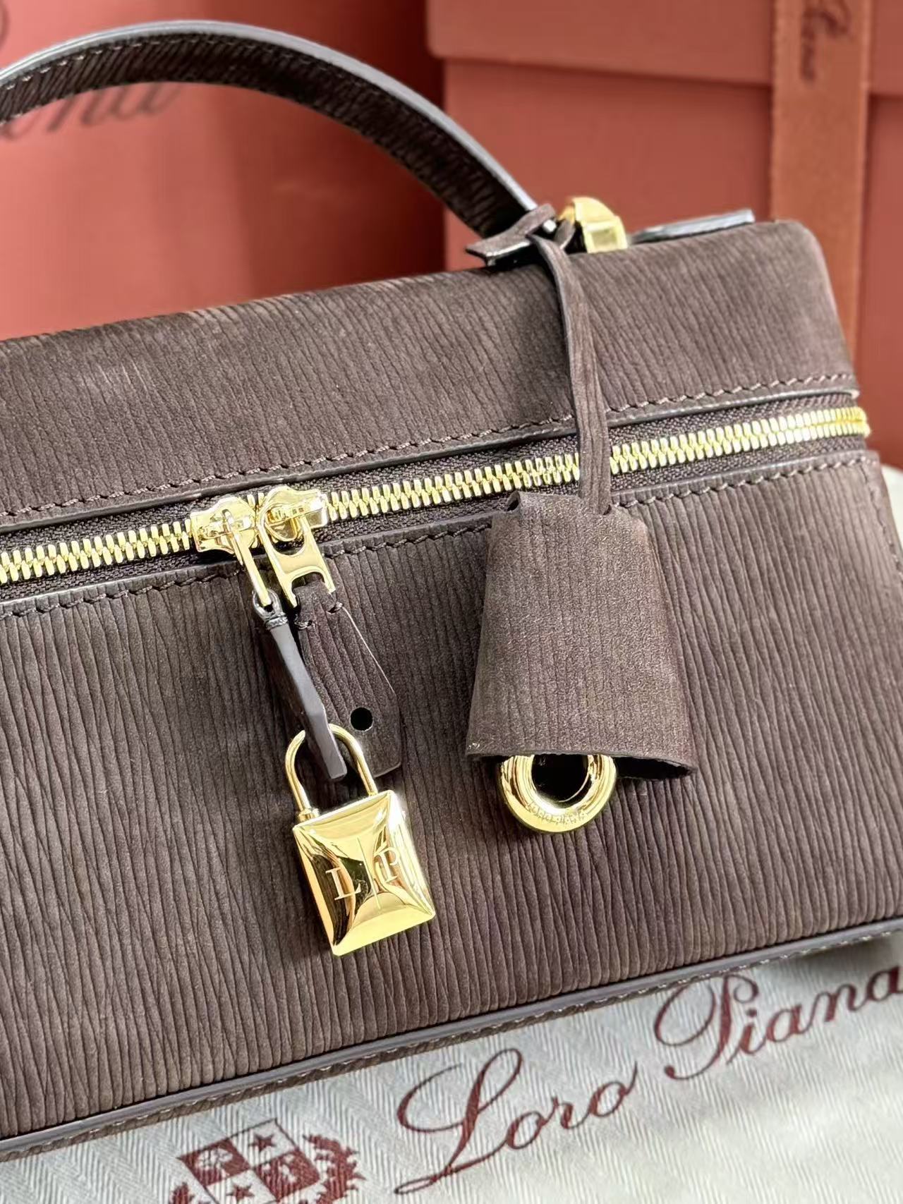 LP EXTRA BAG 23 IN CHOCOLATE BROWN CALFSKIN GOLD HARDWARE TP3