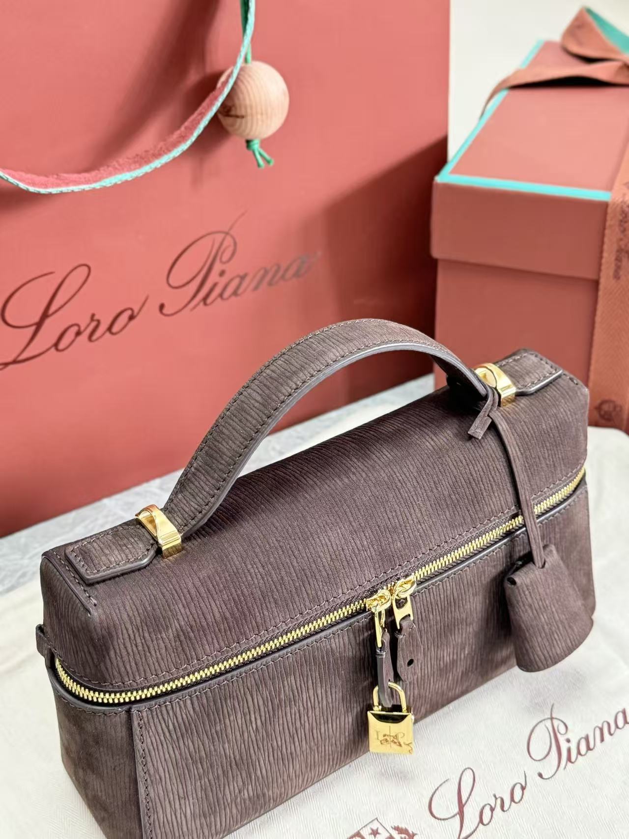 LP EXTRA BAG 23 IN CHOCOLATE BROWN CALFSKIN GOLD HARDWARE TP3