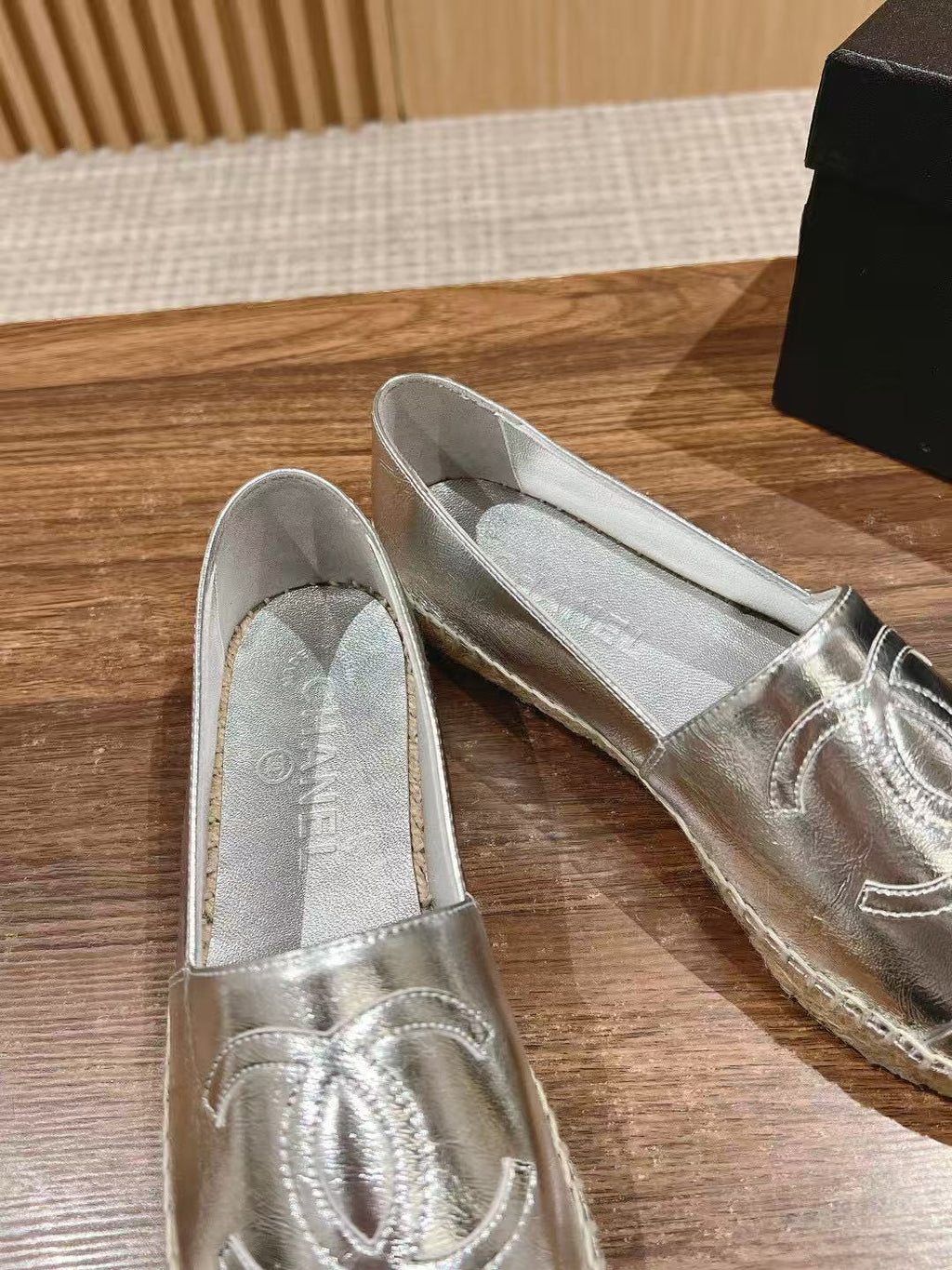 CC FLATS IN SILVER-TONE CALFSKIN KNIT SOLES