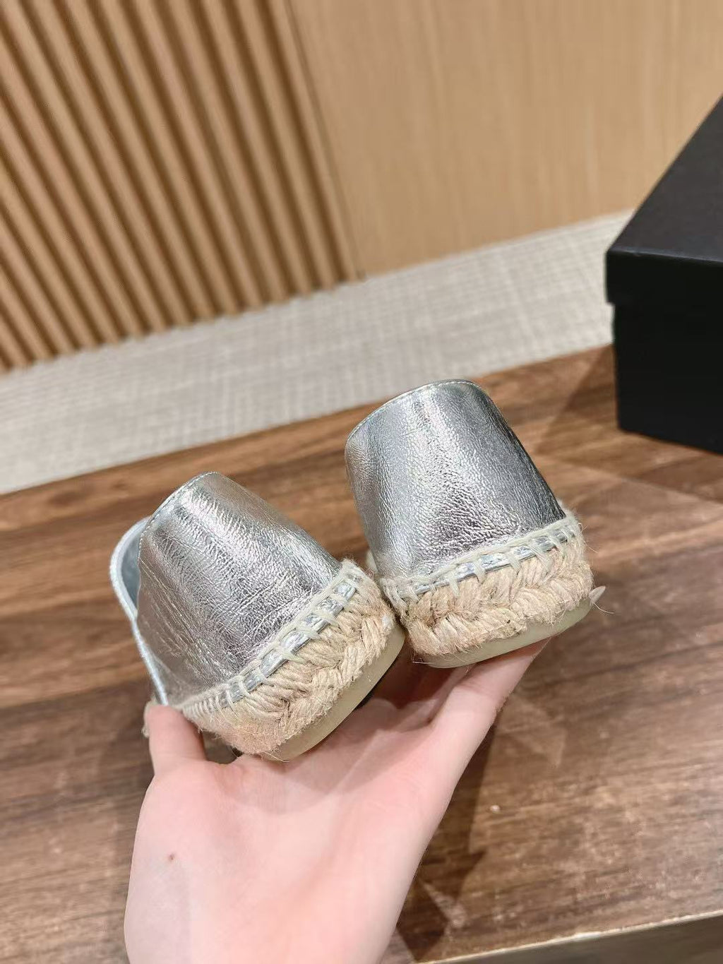 CC FLATS IN SILVER-TONE CALFSKIN KNIT SOLES