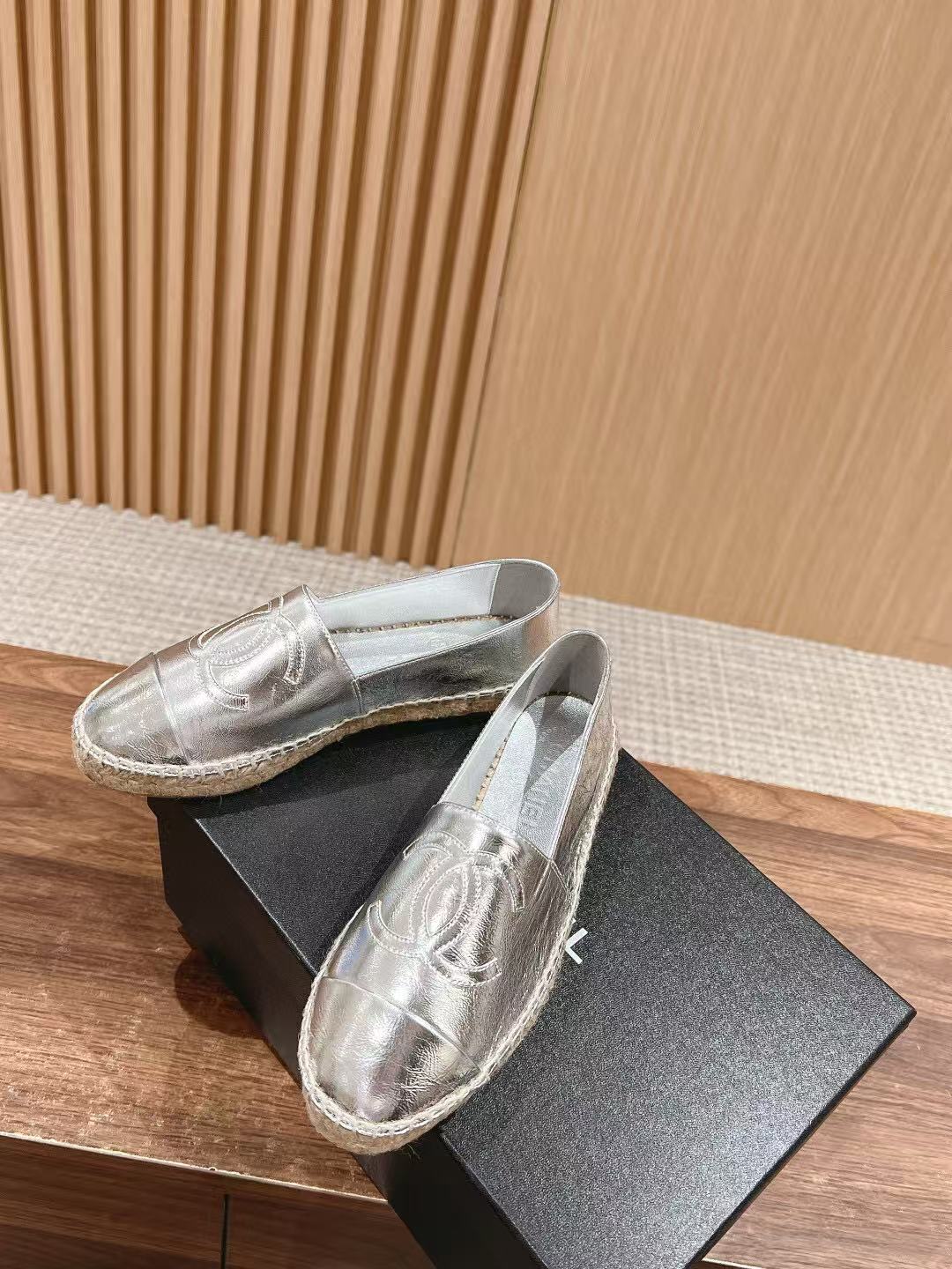 CC FLATS IN SILVER-TONE CALFSKIN KNIT SOLES