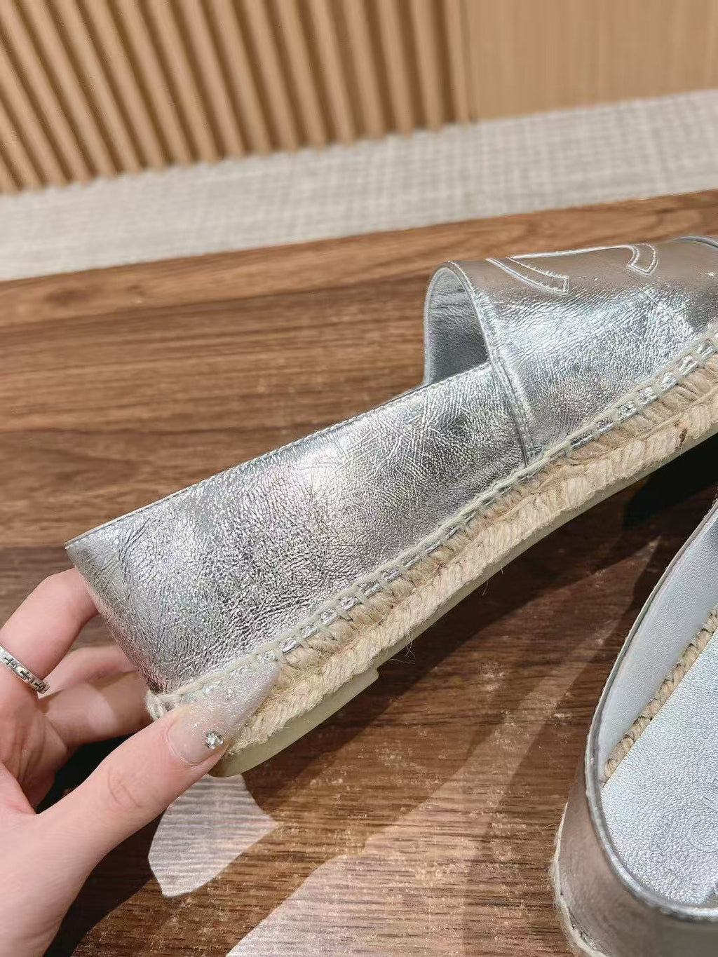 CC FLATS IN SILVER-TONE CALFSKIN KNIT SOLES