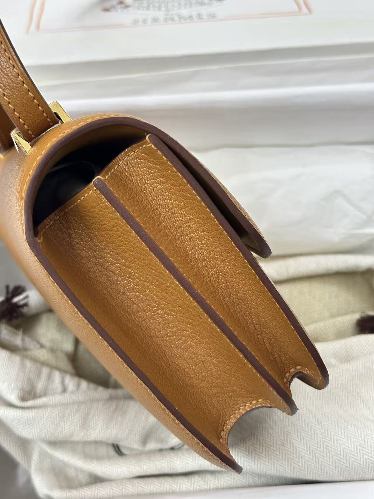 HM CONSTANCE 19CM IN GOLDEN BROWN EPSOM GOLD HARDWARE
