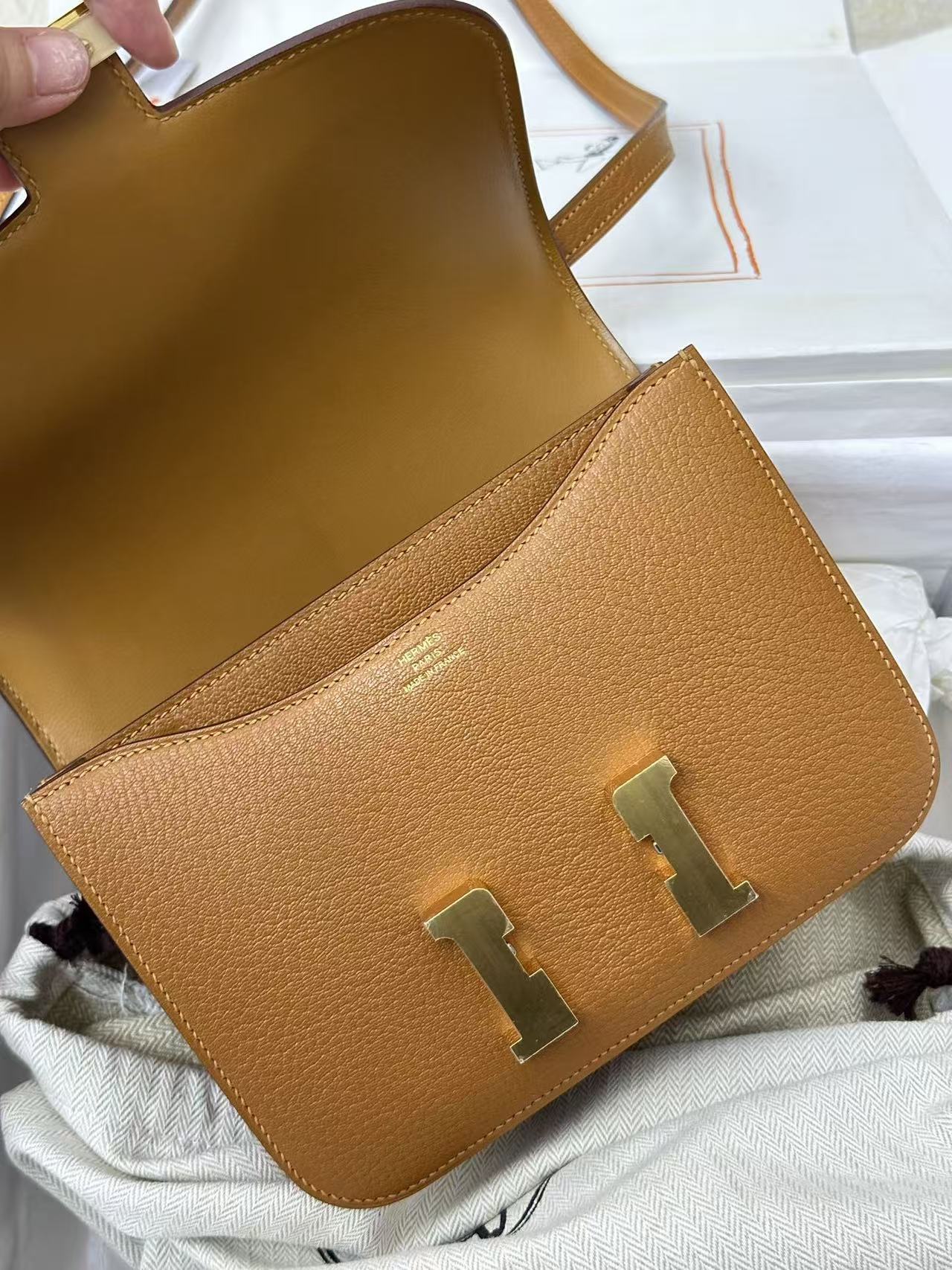 HM CONSTANCE 19CM IN GOLDEN BROWN EPSOM GOLD HARDWARE