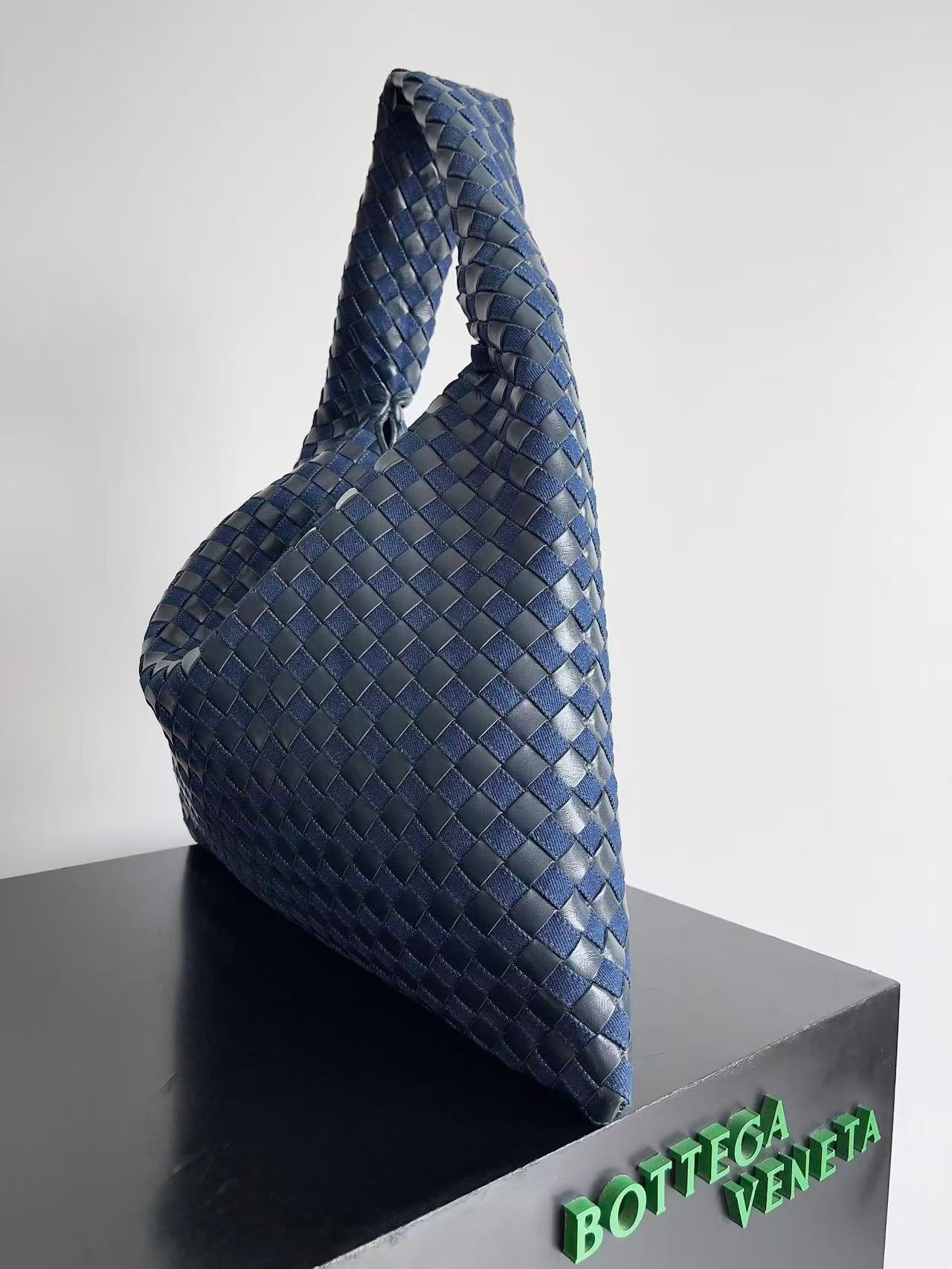 BV LARGE HOP BAG 54 IN NAVY BLUE CALFSKIN