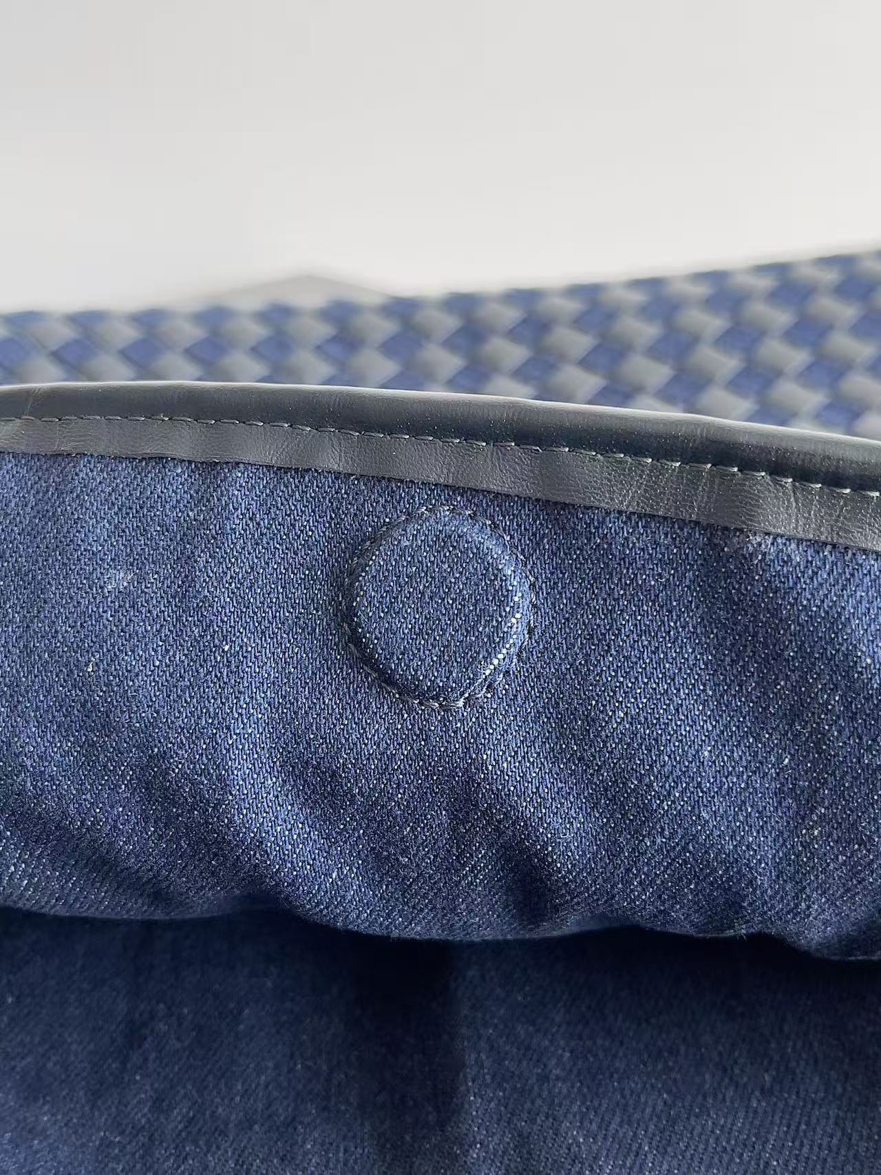 BV LARGE HOP BAG 54 IN NAVY BLUE CALFSKIN