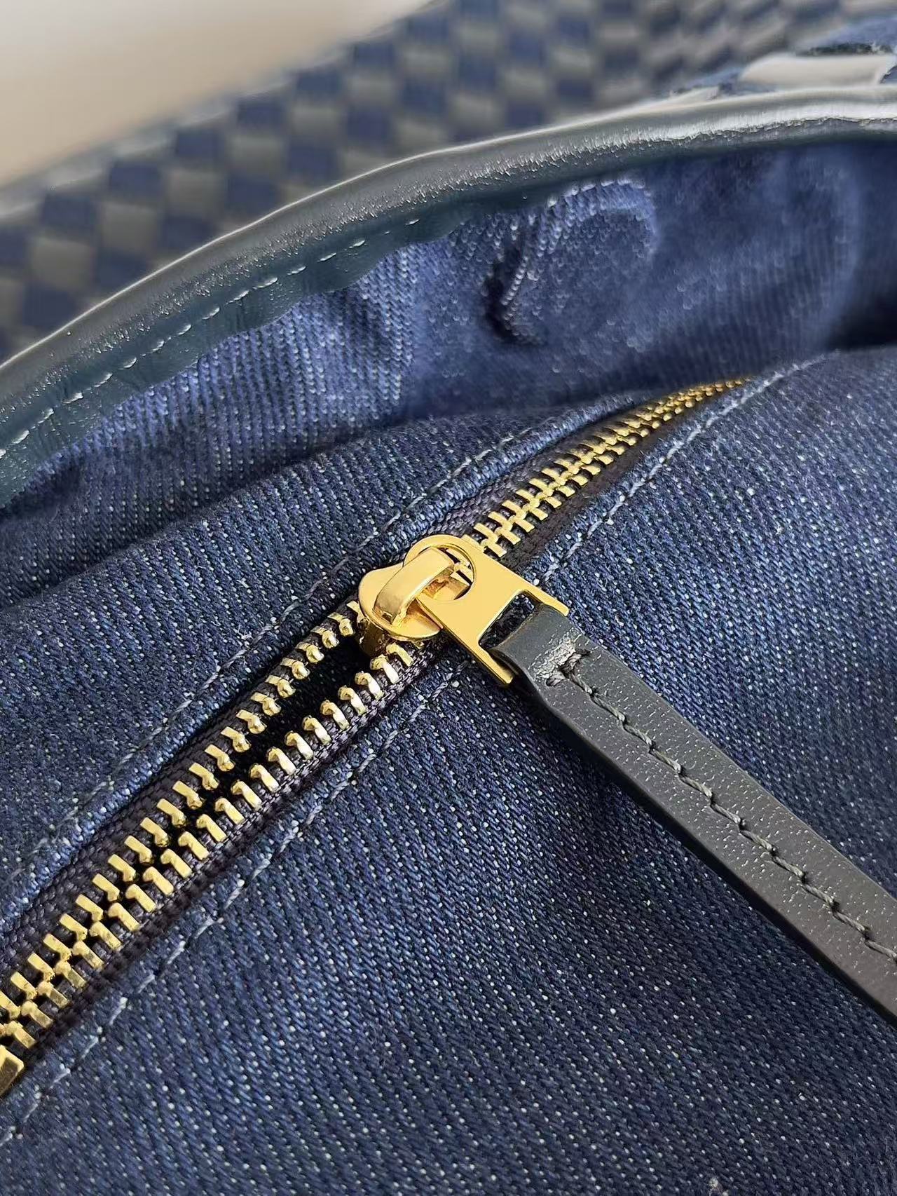 BV LARGE HOP BAG 54 IN NAVY BLUE CALFSKIN