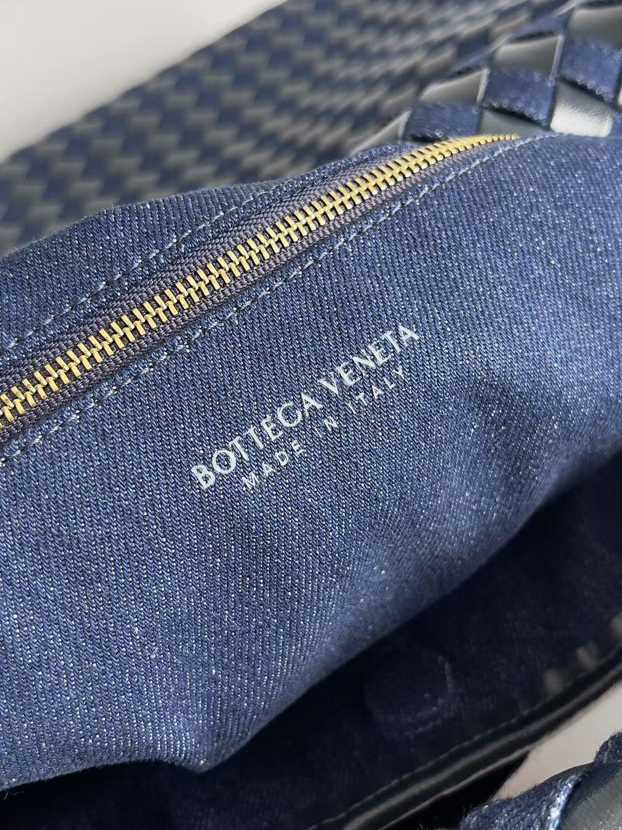 BV LARGE HOP BAG 54 IN NAVY BLUE CALFSKIN