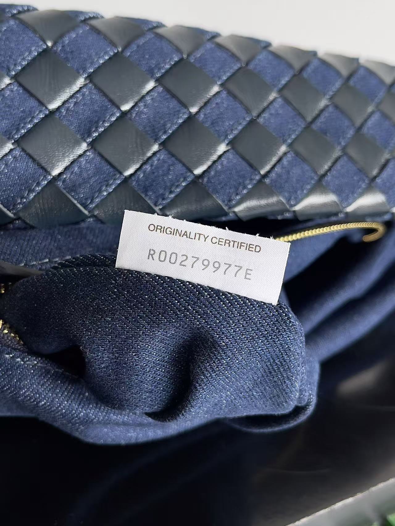 BV LARGE HOP BAG 54 IN NAVY BLUE CALFSKIN