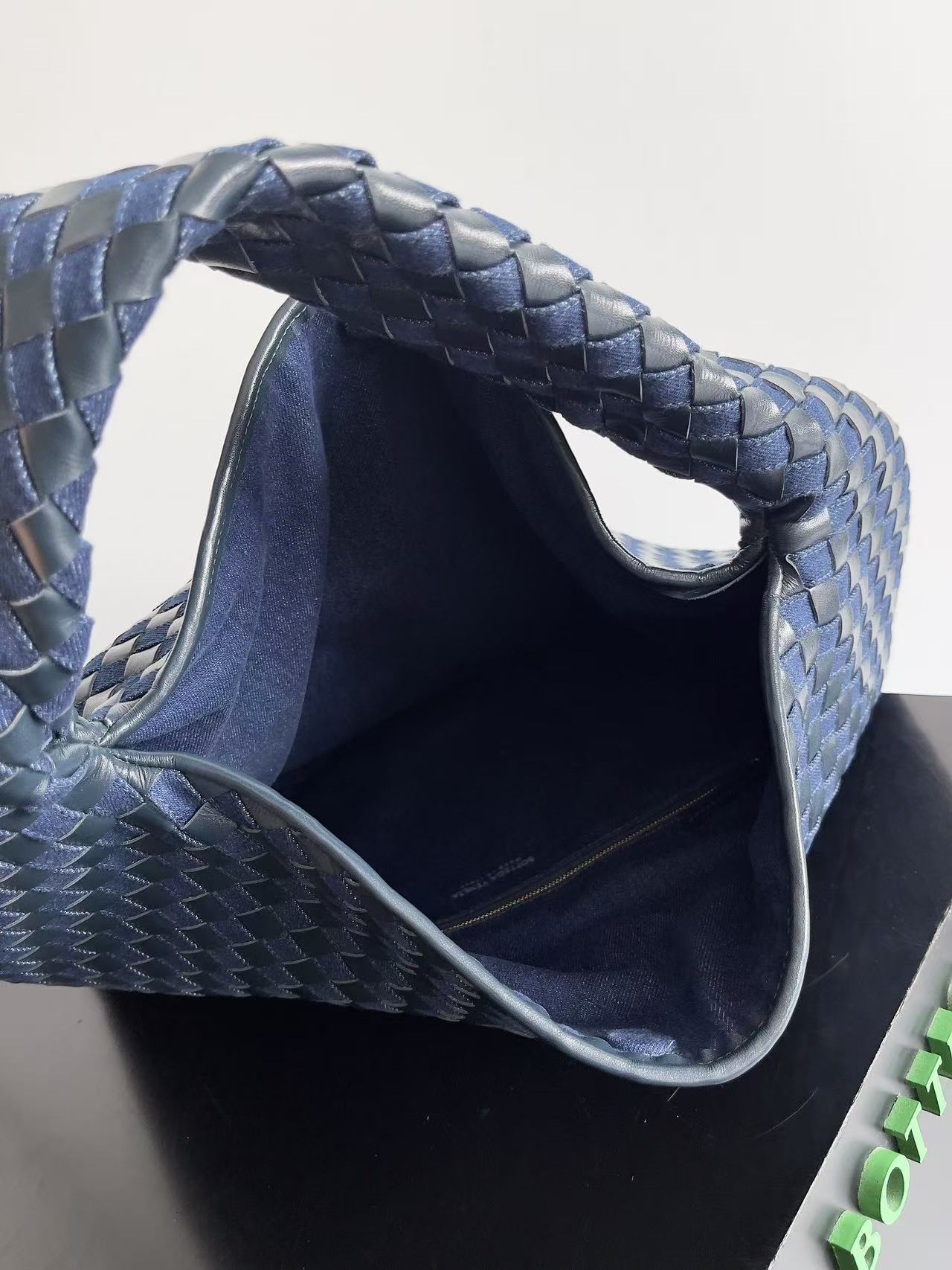 BV LARGE HOP BAG 54 IN NAVY BLUE CALFSKIN