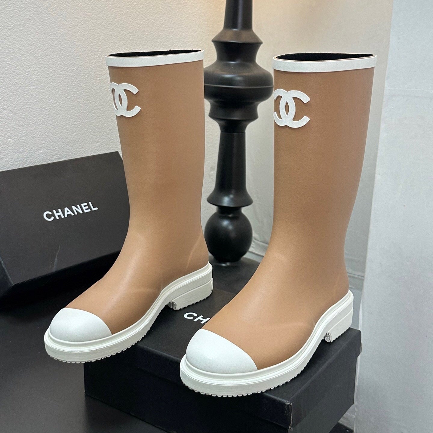 CC RAINBOOTS IN BEIGE TPU WHITE LOGO