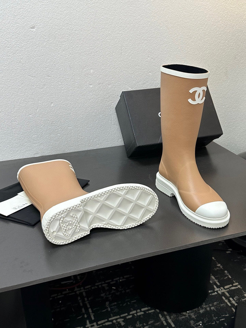 CC RAINBOOTS IN BEIGE TPU WHITE LOGO
