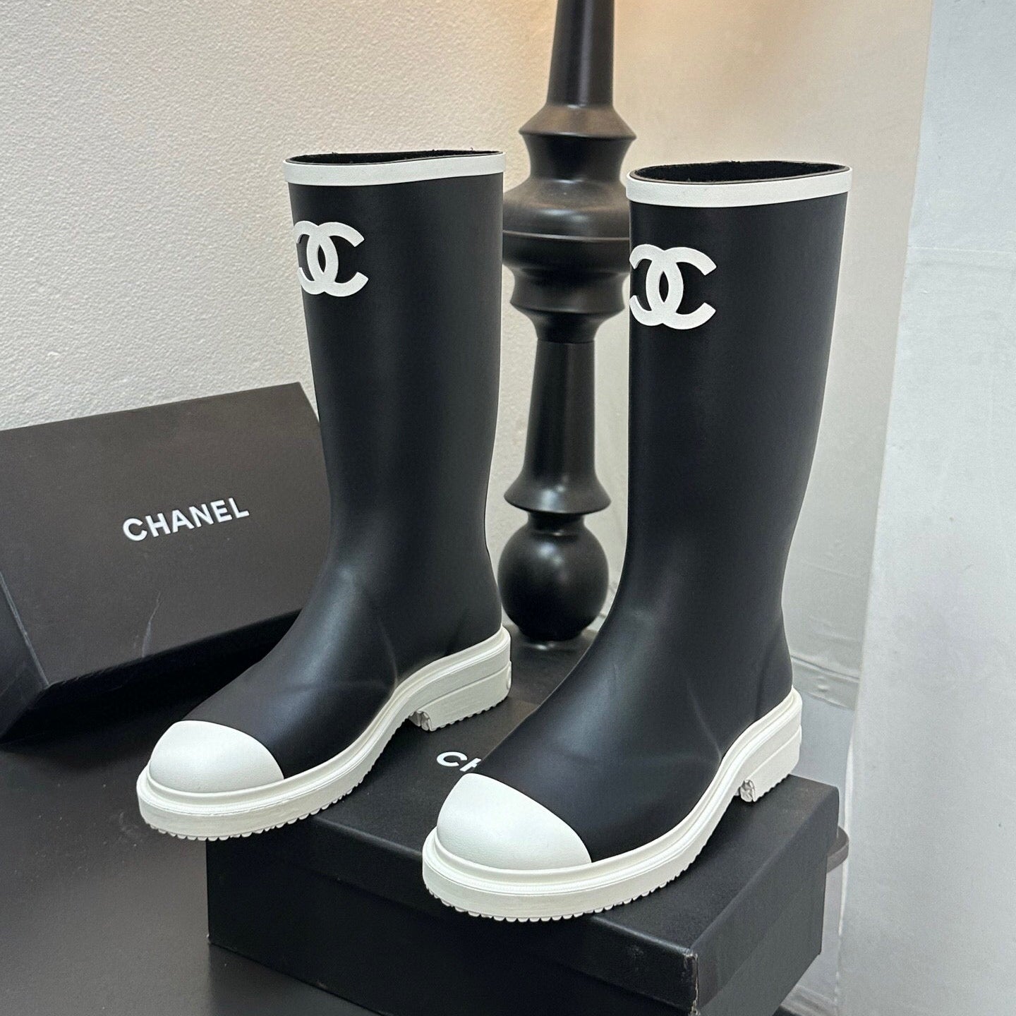 CC RAINBOOTS IN BLACK TPU WHITE LOGO