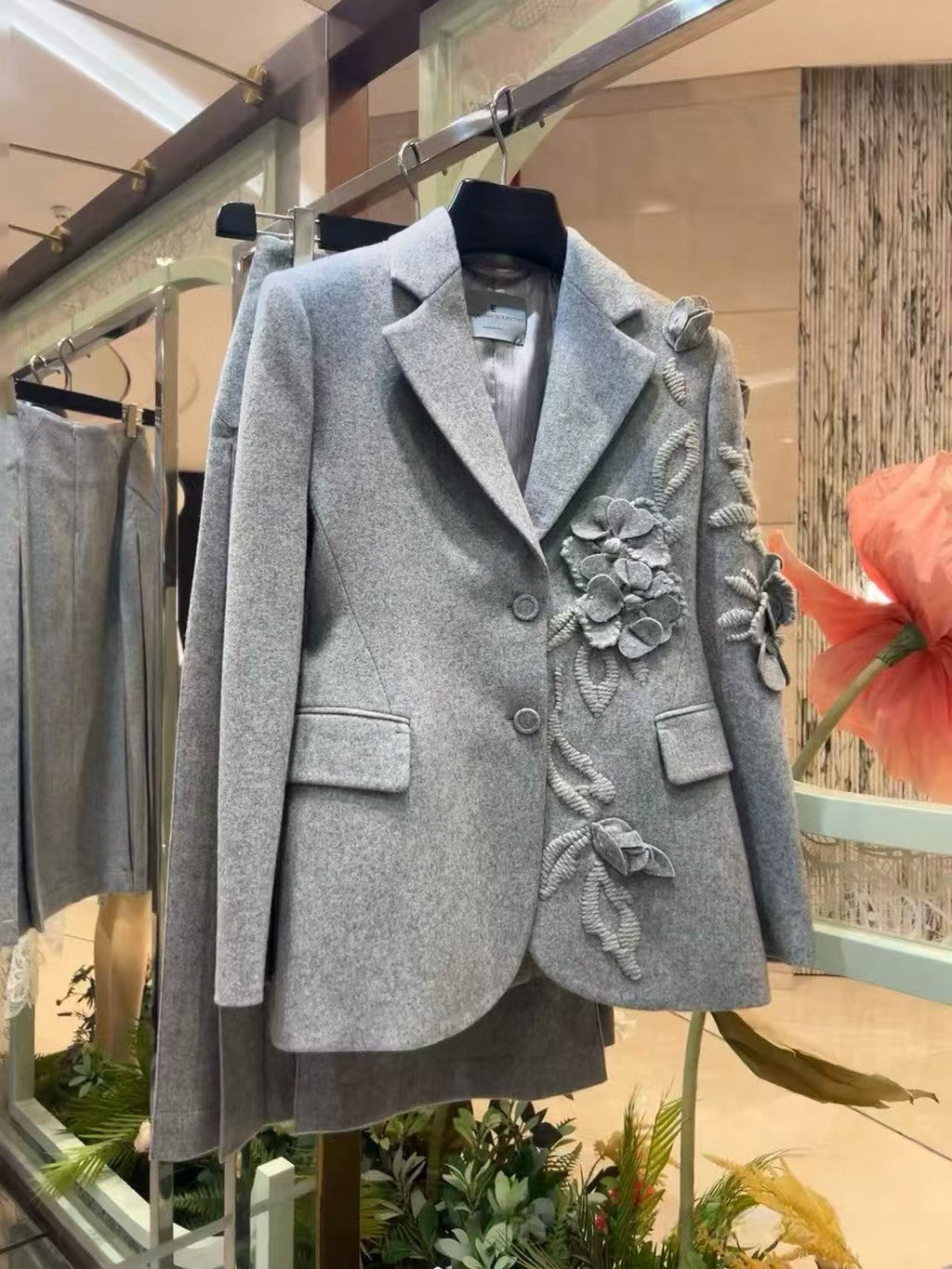 FLORAL EMBROIDERY BLAZER IN A GREY WOOL