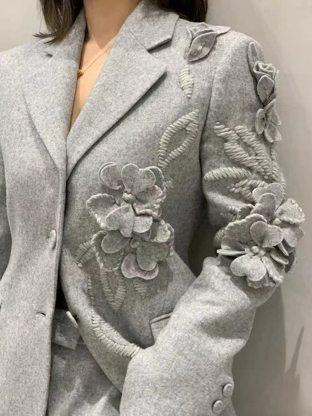FLORAL EMBROIDERY BLAZER IN A GREY WOOL