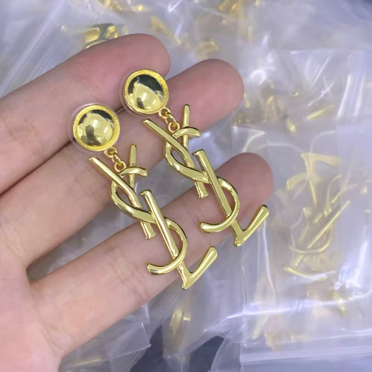 YSL EARRINGS IN SHINY GOLD